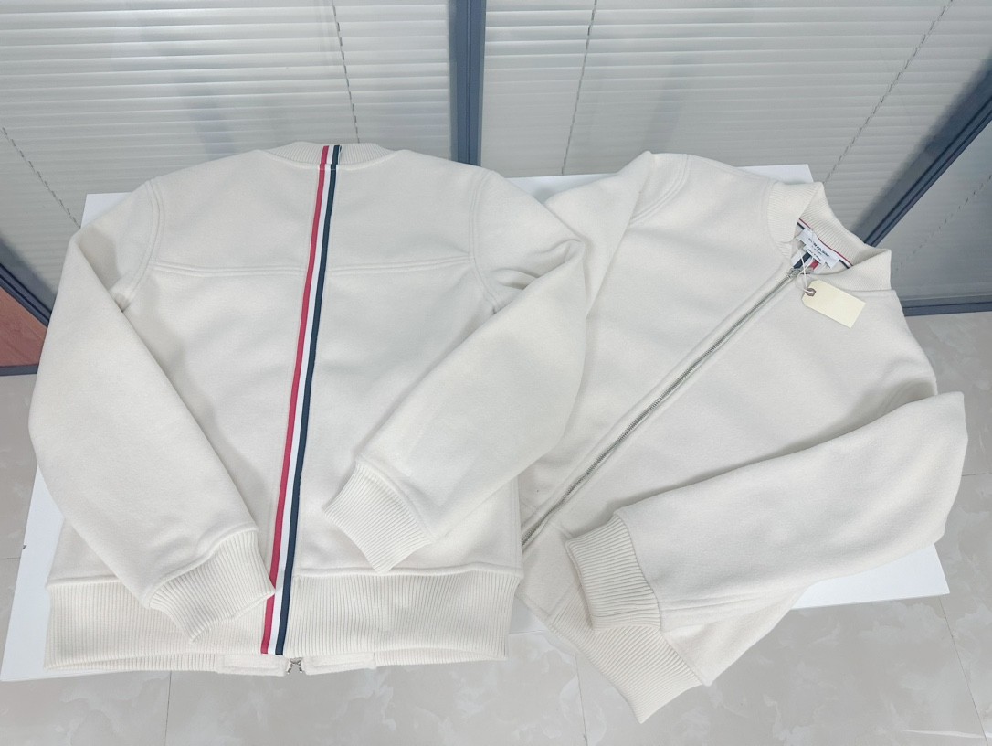 [TOM BROWNE -톰브라운 ] 톰브라운 아이보리 봄버 자켓