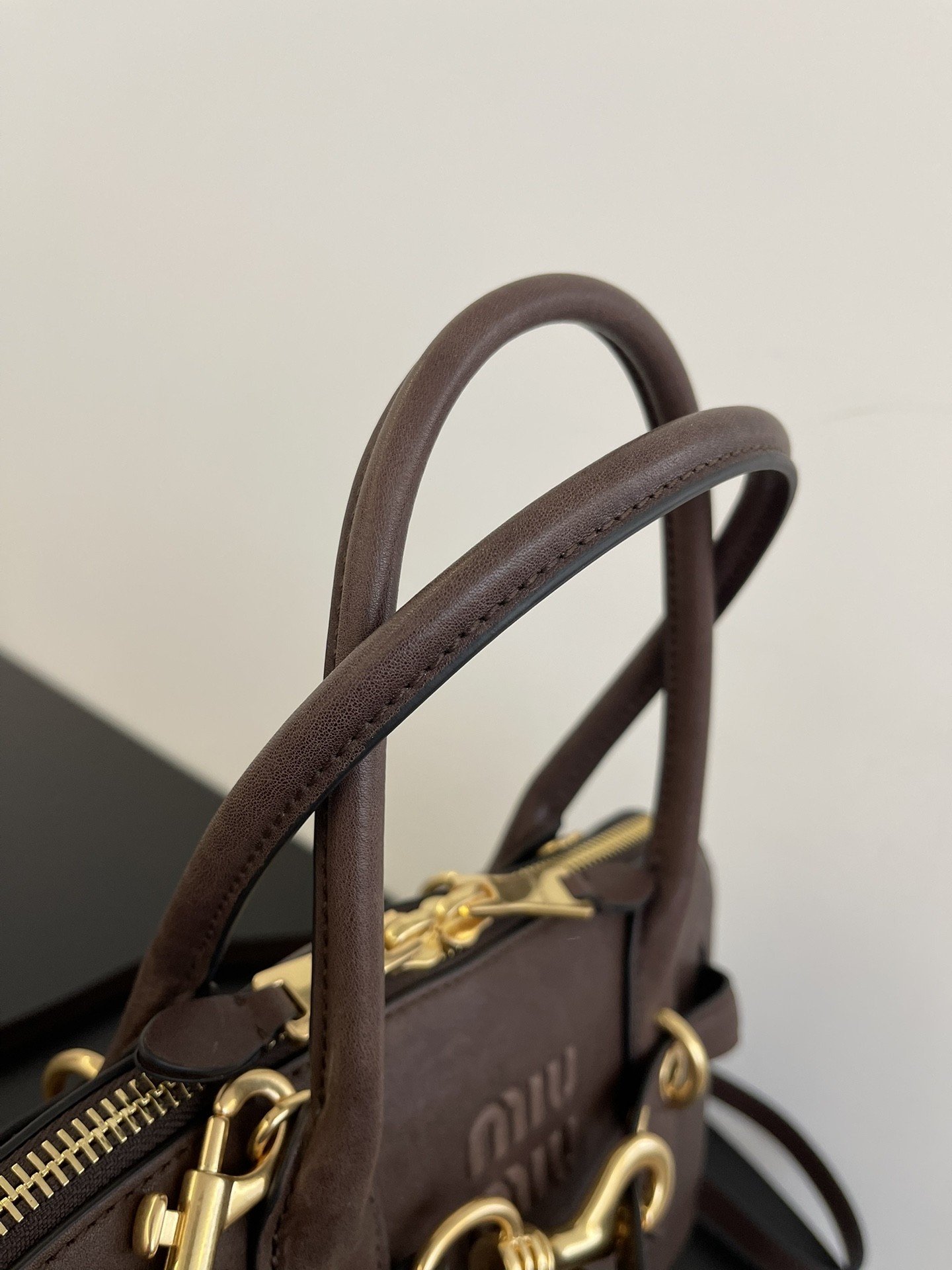 [MIU MIU-미우미우] 미우미우 아반투르 라지 나파 가죽 탑 핸들 백