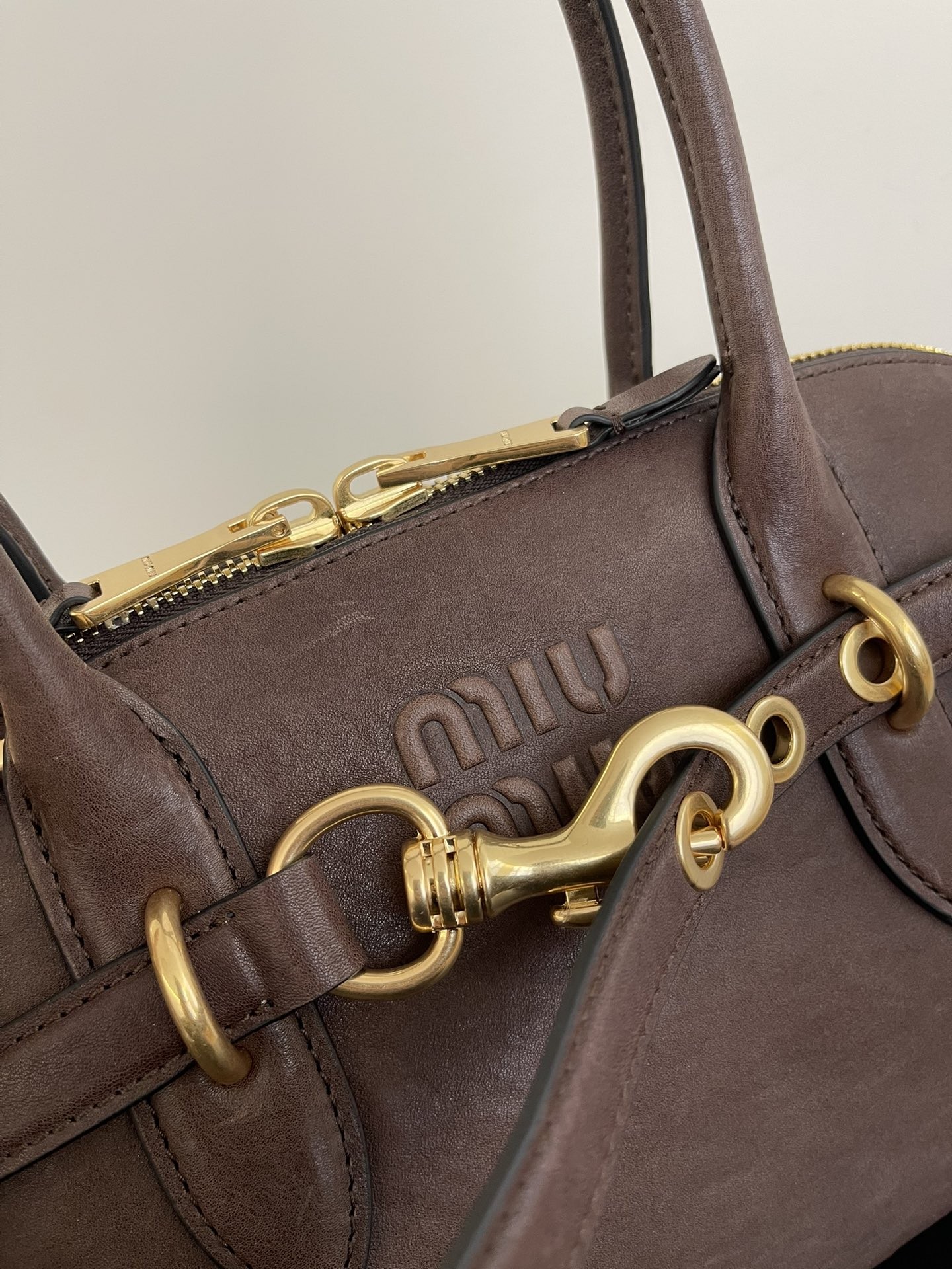 [MIU MIU-미우미우] 미우미우 아반투르 라지 나파 가죽 탑 핸들 백