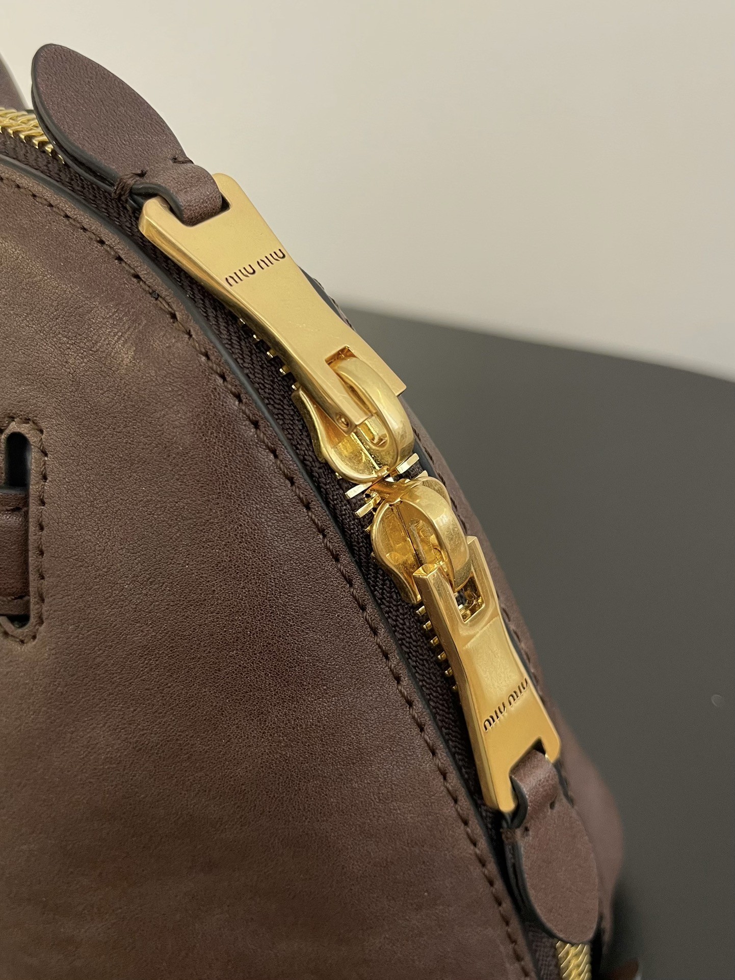 [MIU MIU-미우미우] 미우미우 아반투르 라지 나파 가죽 탑 핸들 백