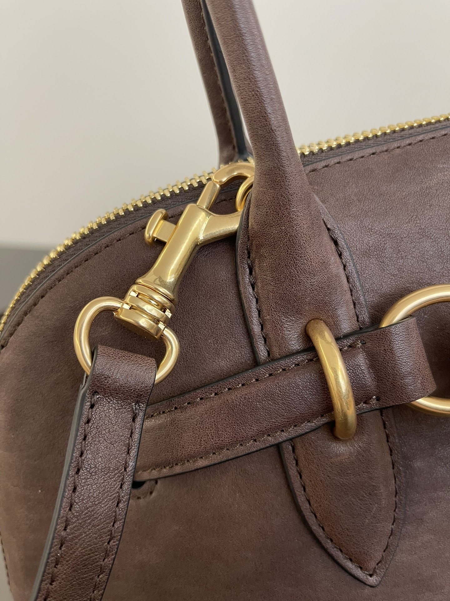 [MIU MIU-미우미우] 미우미우 아반투르 라지 나파 가죽 탑 핸들 백