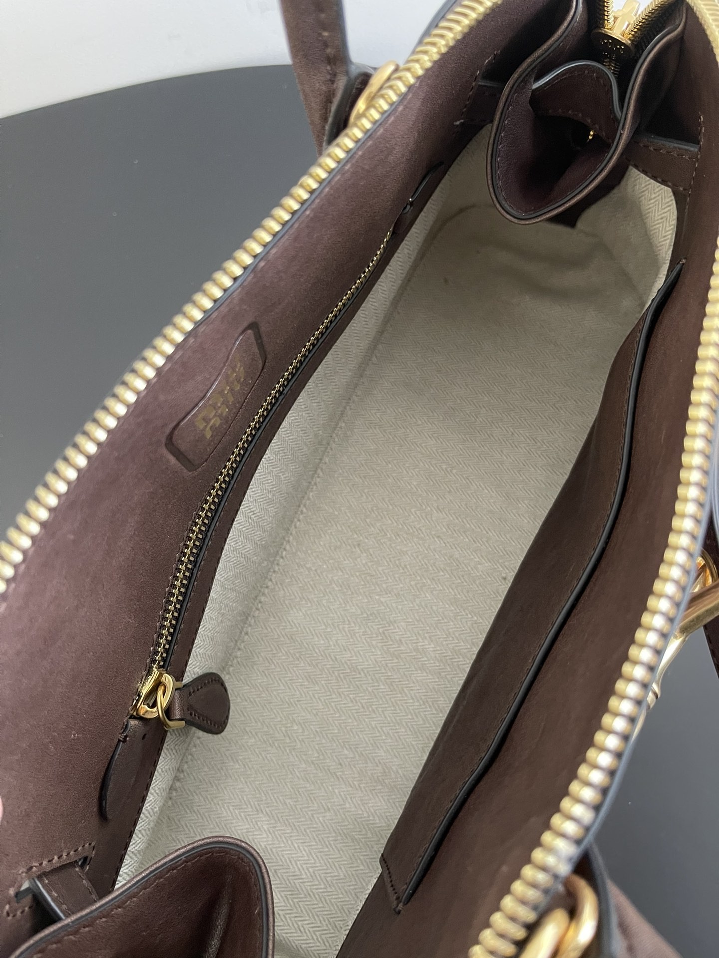 [MIU MIU-미우미우] 미우미우 아반투르 라지 나파 가죽 탑 핸들 백