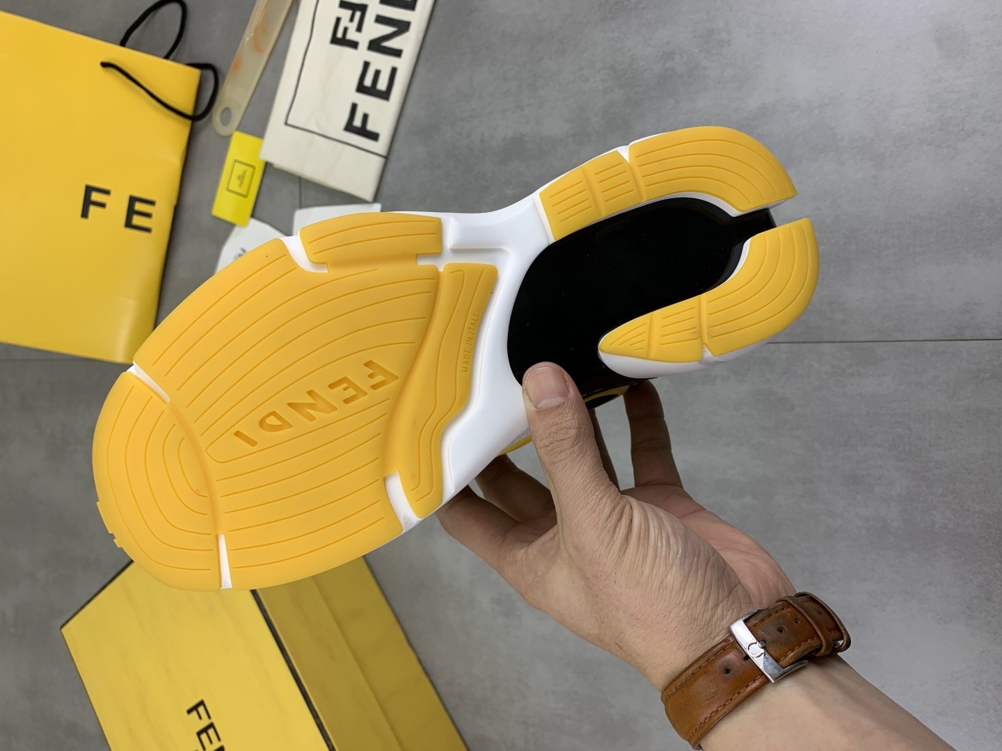 발렌시아가 버킷백