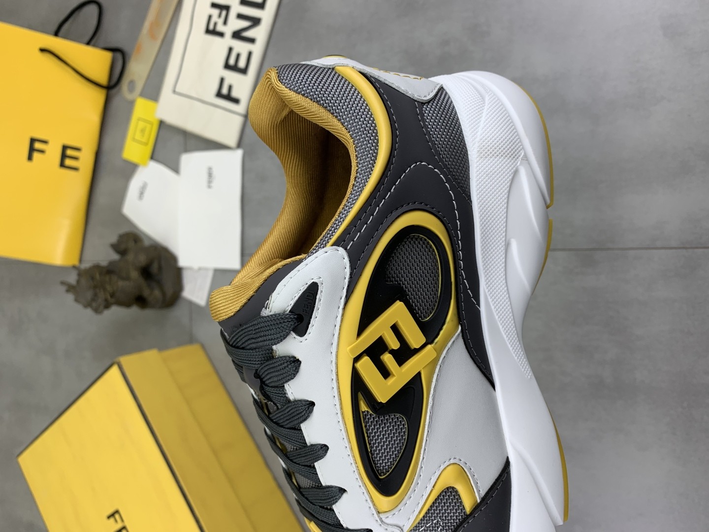 발렌시아가 버킷백