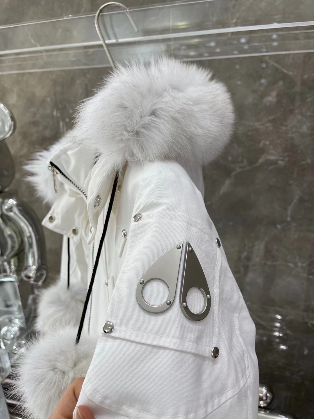 [Moose knuckles -무스너클 ]   무스너클 내추럴 봄버 패딩 재킷 화이트