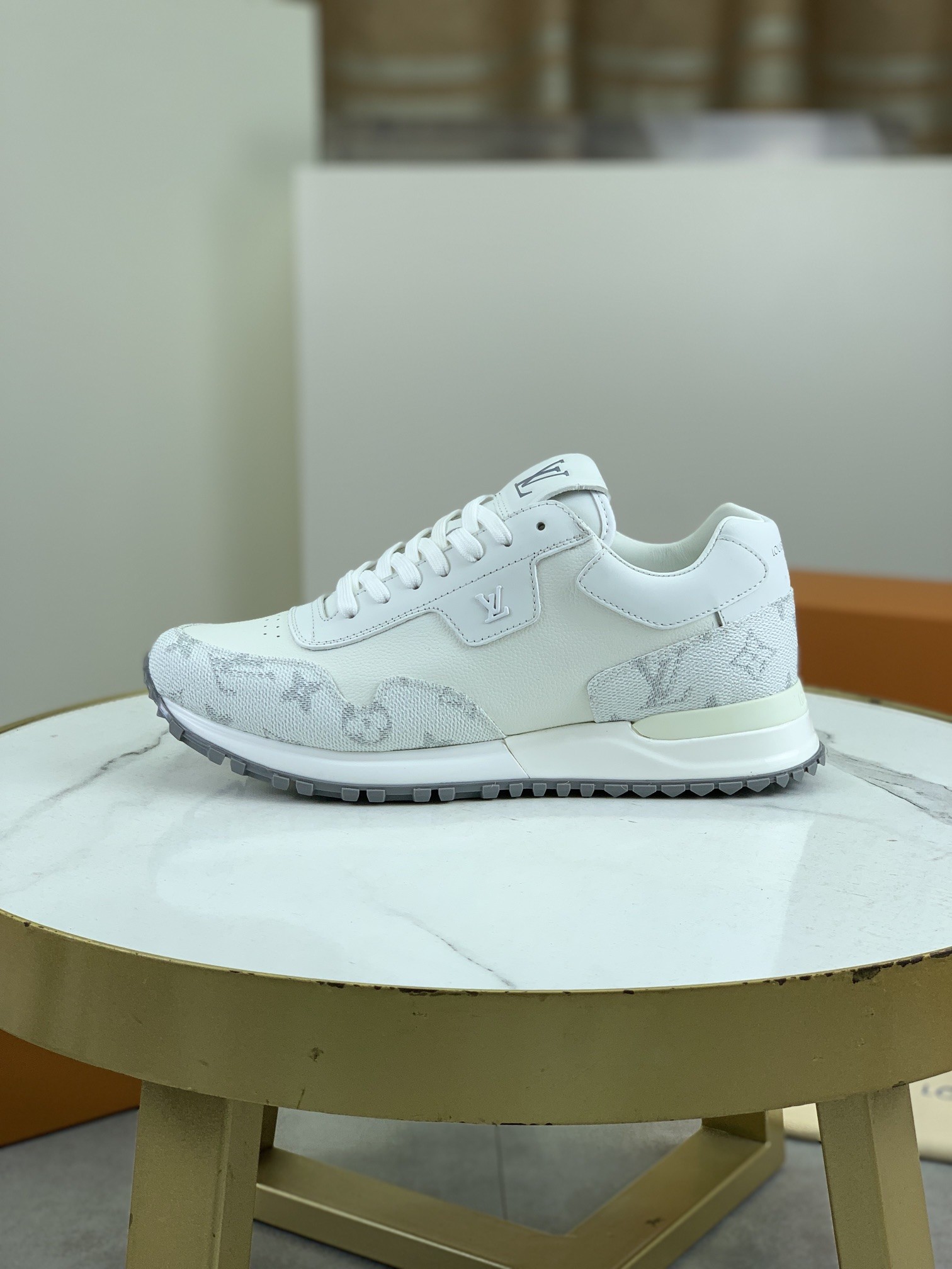 [LOUIS VUITTON-루이비통] 루이비통 런 어웨이 스니커즈 화이트