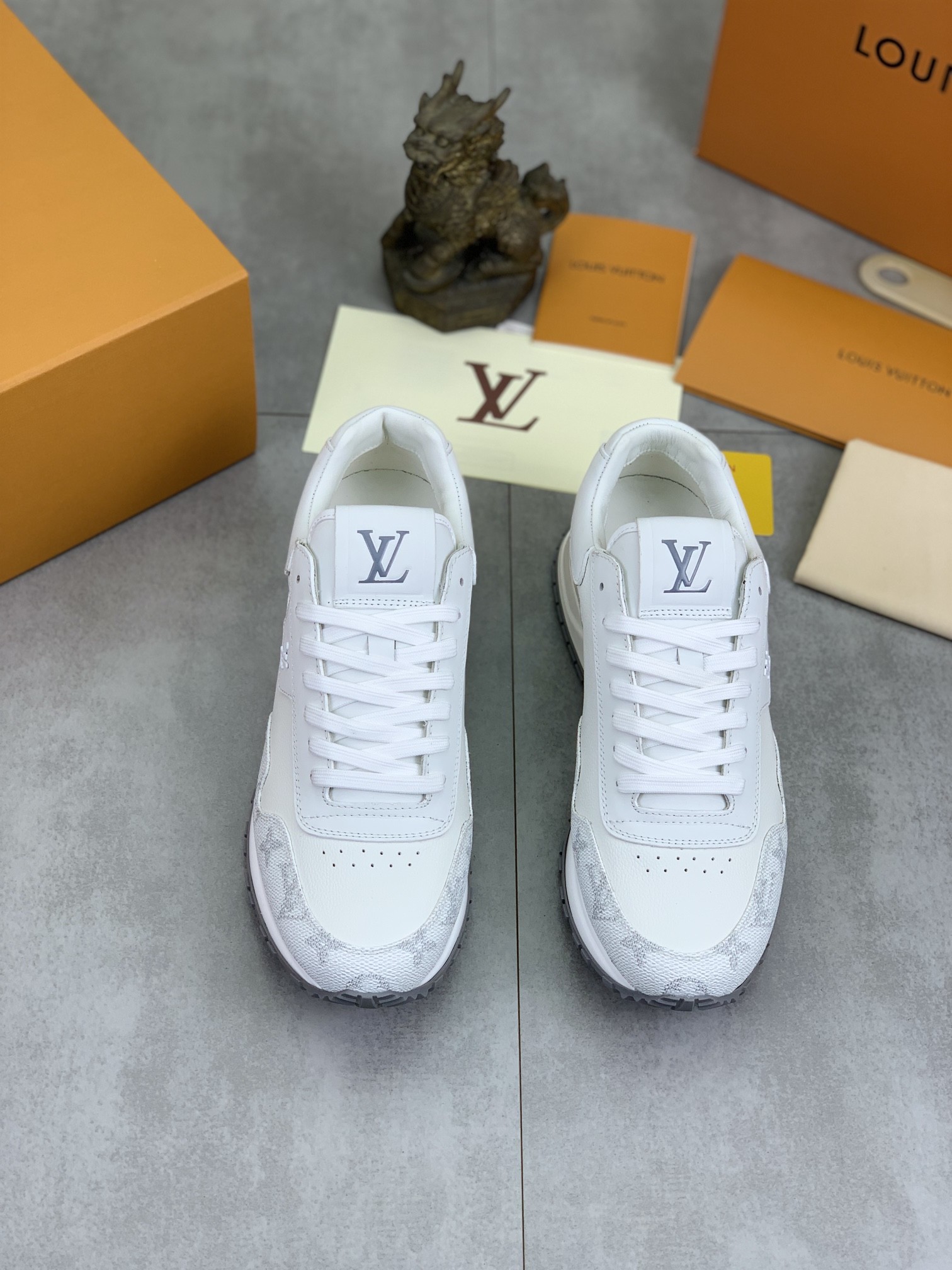 [LOUIS VUITTON-루이비통] 루이비통 런 어웨이 스니커즈 화이트