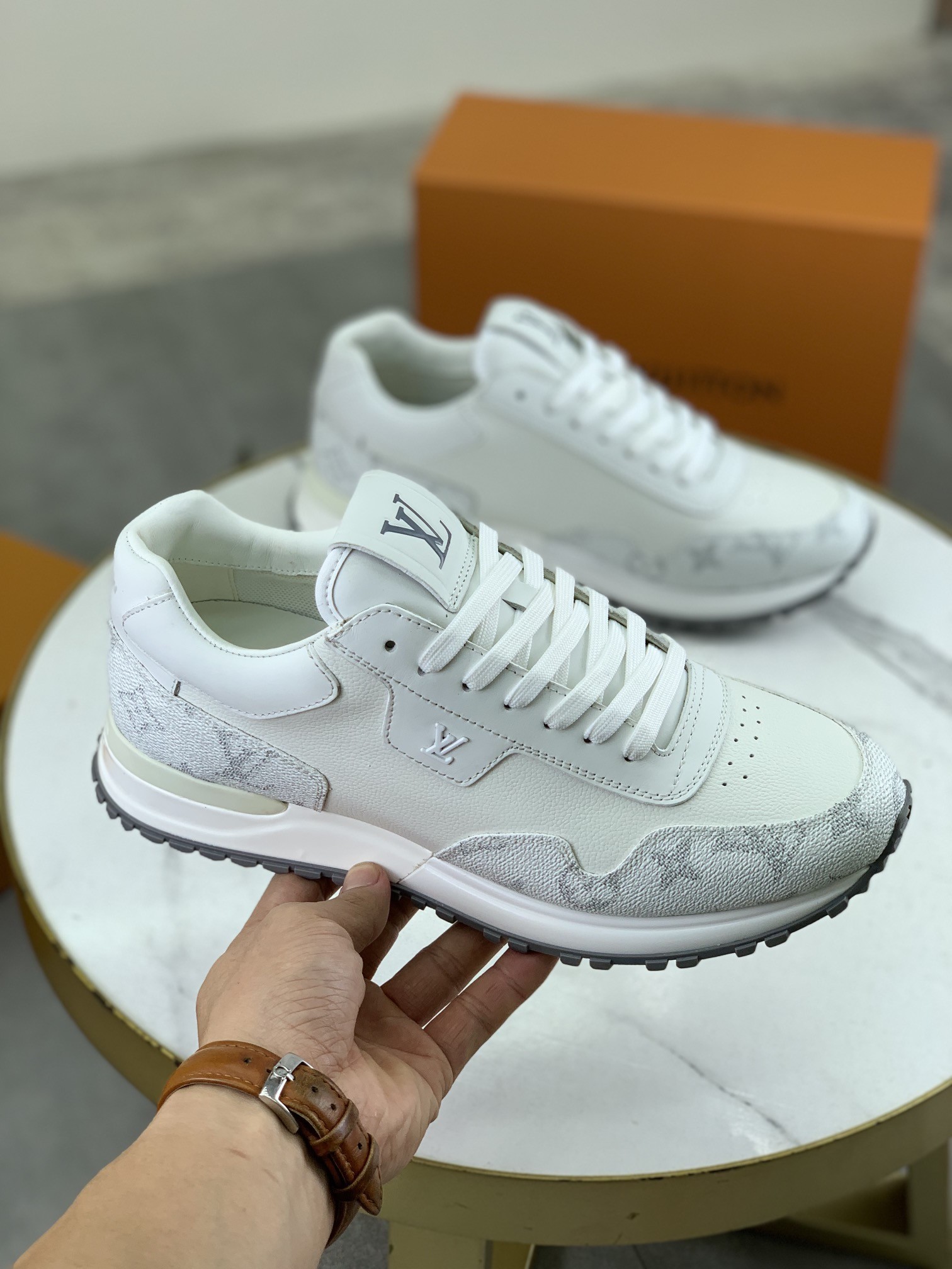 [LOUIS VUITTON-루이비통] 루이비통 런 어웨이 스니커즈 화이트