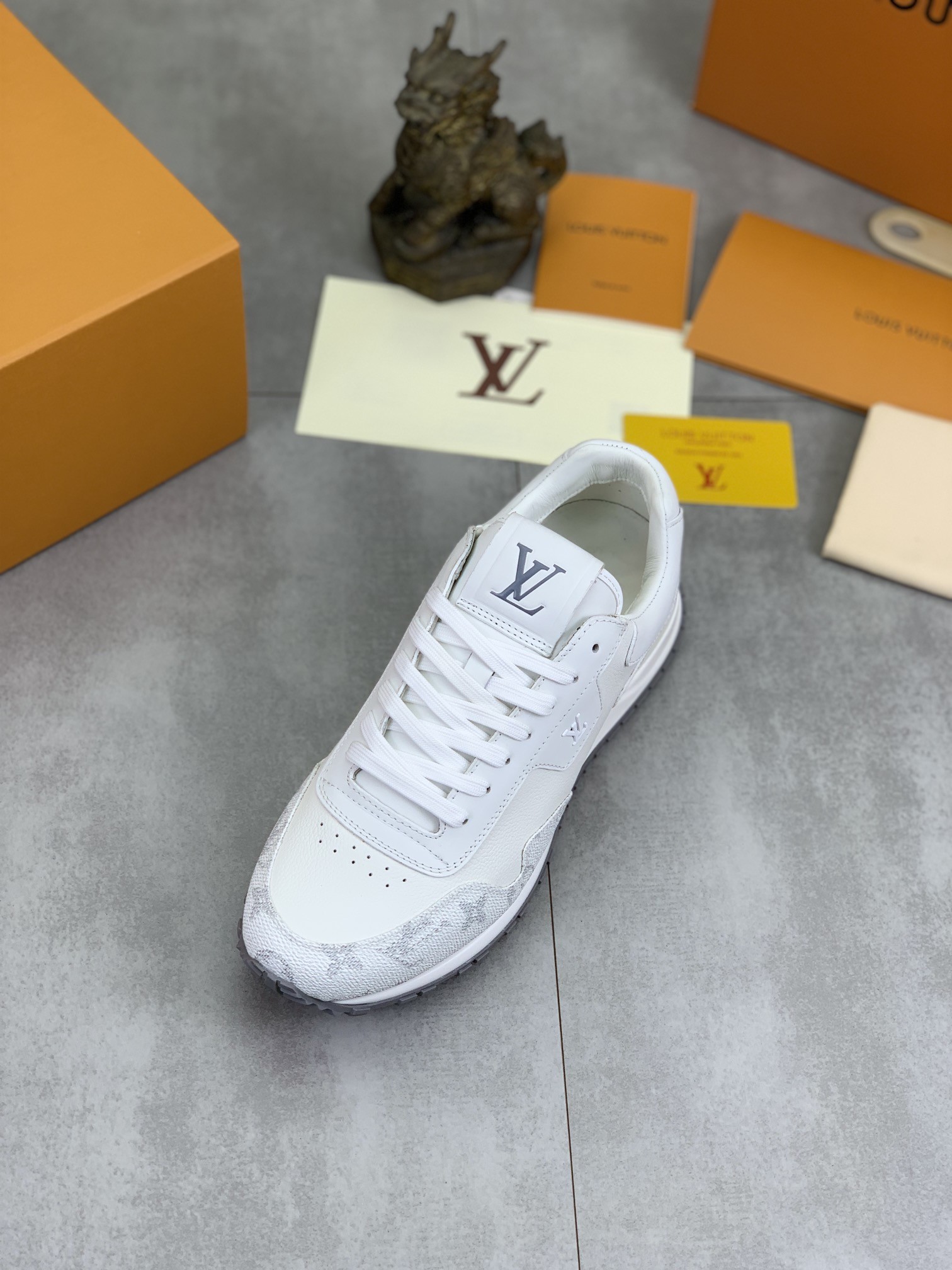 [LOUIS VUITTON-루이비통] 루이비통 런 어웨이 스니커즈 화이트