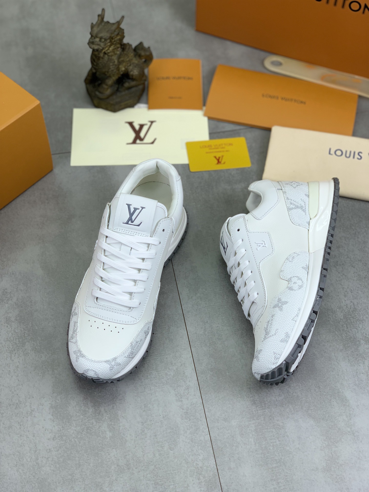 [LOUIS VUITTON-루이비통] 루이비통 런 어웨이 스니커즈 화이트