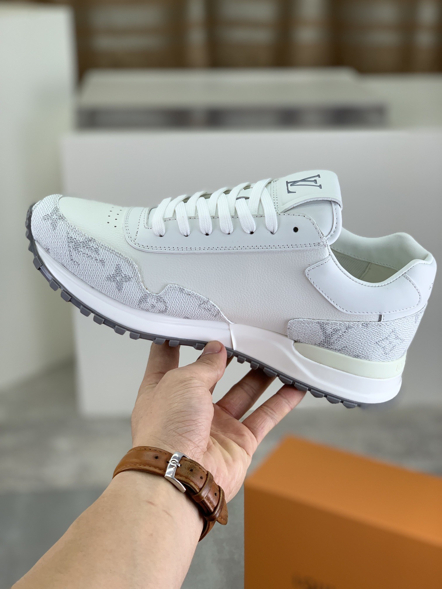 [LOUIS VUITTON-루이비통] 루이비통 런 어웨이 스니커즈 화이트