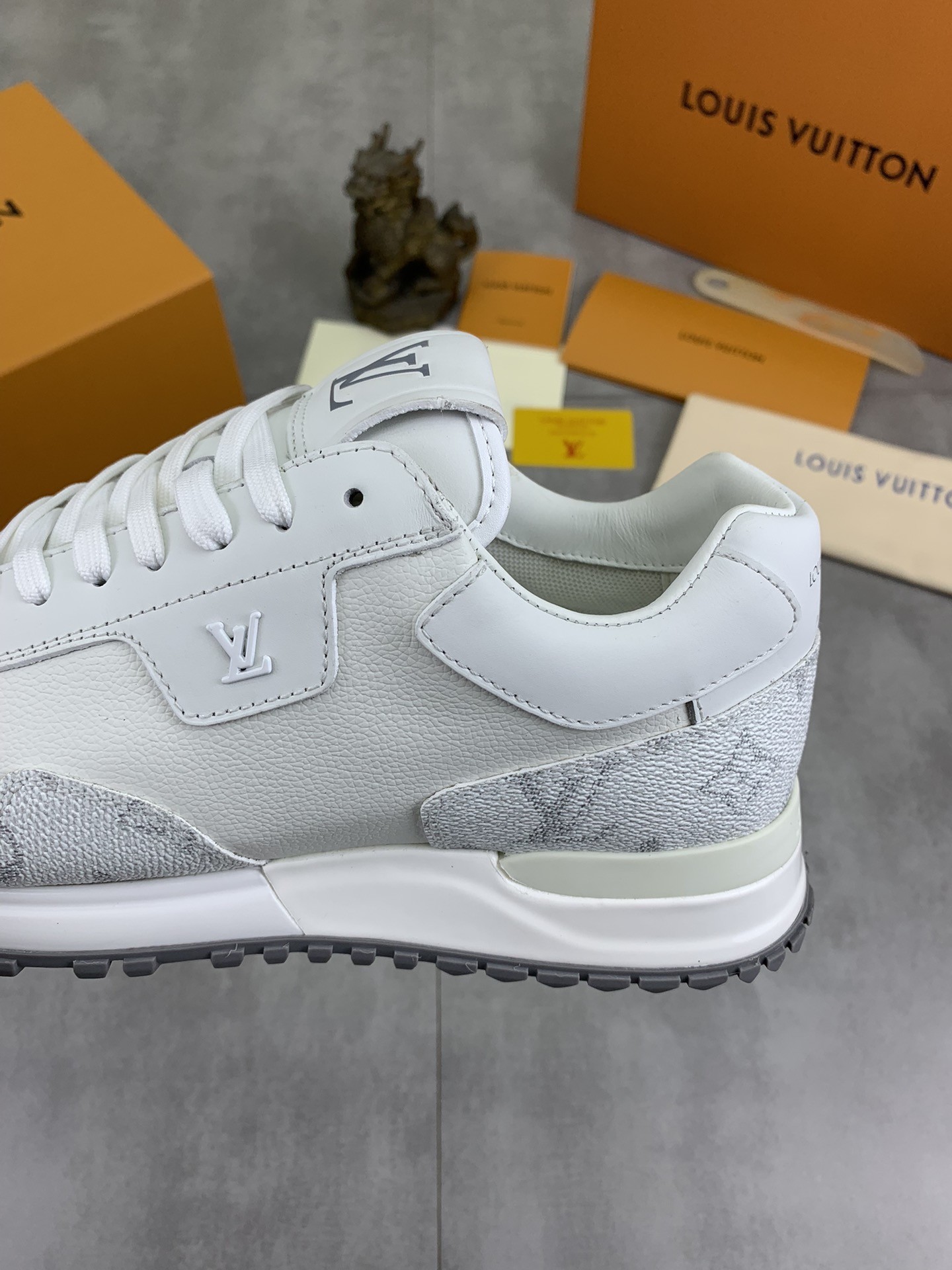 [LOUIS VUITTON-루이비통] 루이비통 런 어웨이 스니커즈 화이트