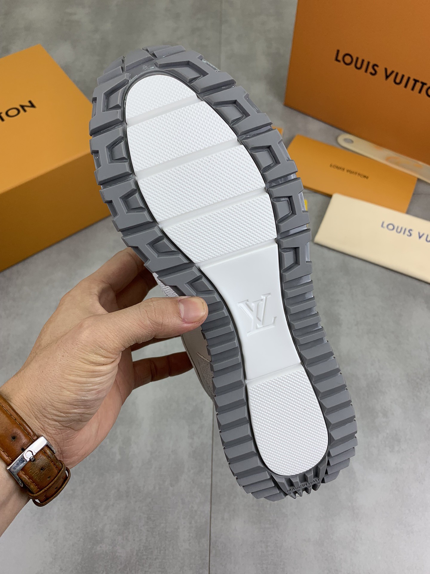 [LOUIS VUITTON-루이비통] 루이비통 런 어웨이 스니커즈 화이트