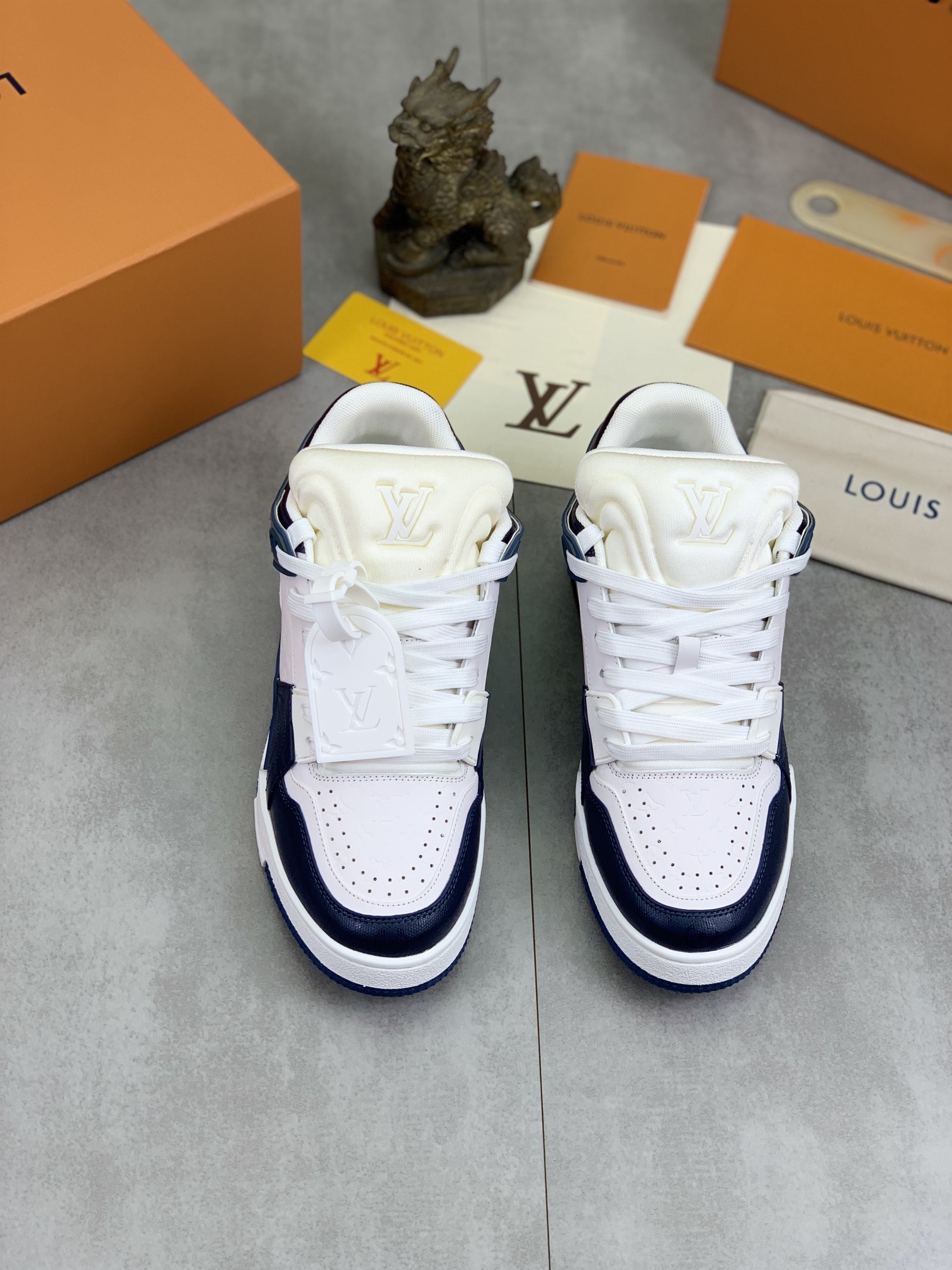 [LOUIS VUITTON-루이비통]  루이비통 트래이너 스니커즈