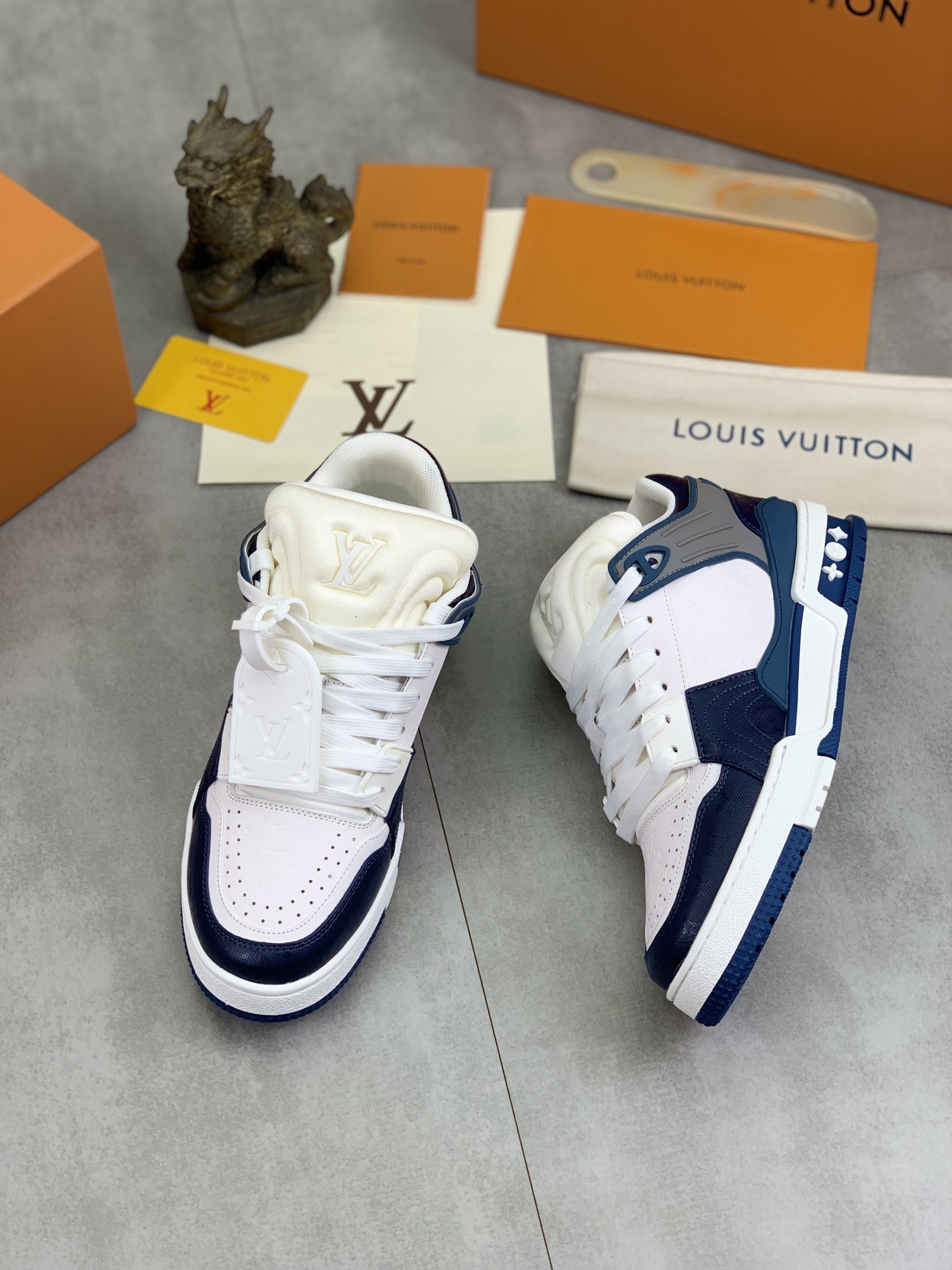 [LOUIS VUITTON-루이비통]  루이비통 트래이너 스니커즈