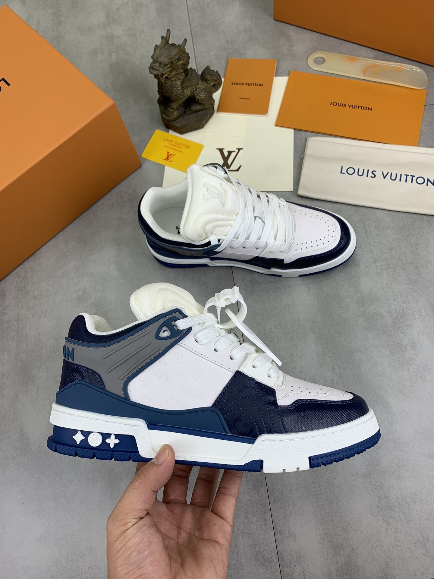 [LOUIS VUITTON-루이비통]  루이비통 트래이너 스니커즈