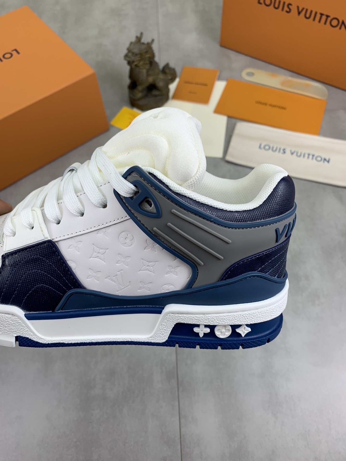 [LOUIS VUITTON-루이비통]  루이비통 트래이너 스니커즈