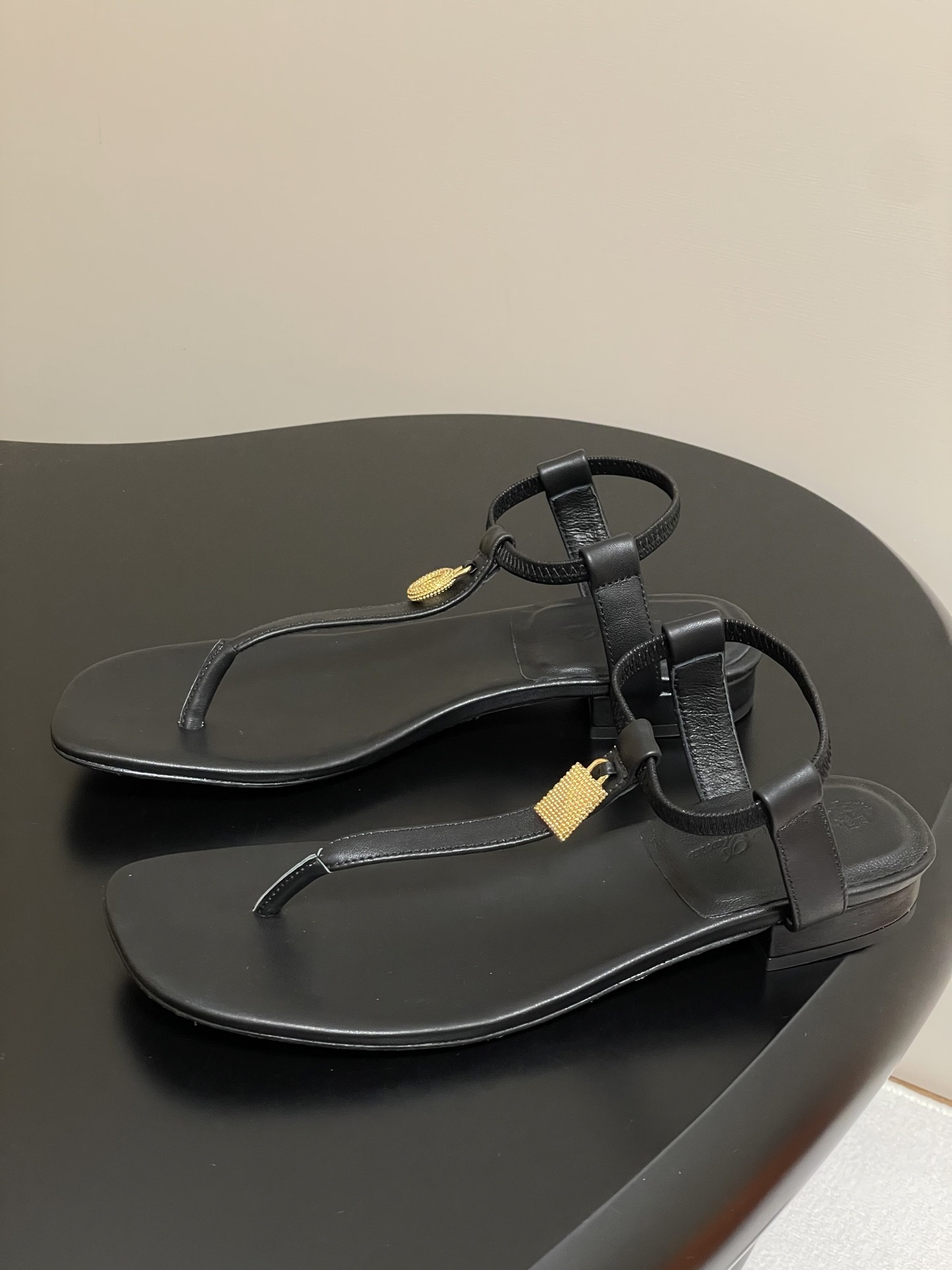 [Loro Piana -로로피아나 ]  로로피아나 쪼리 샌들