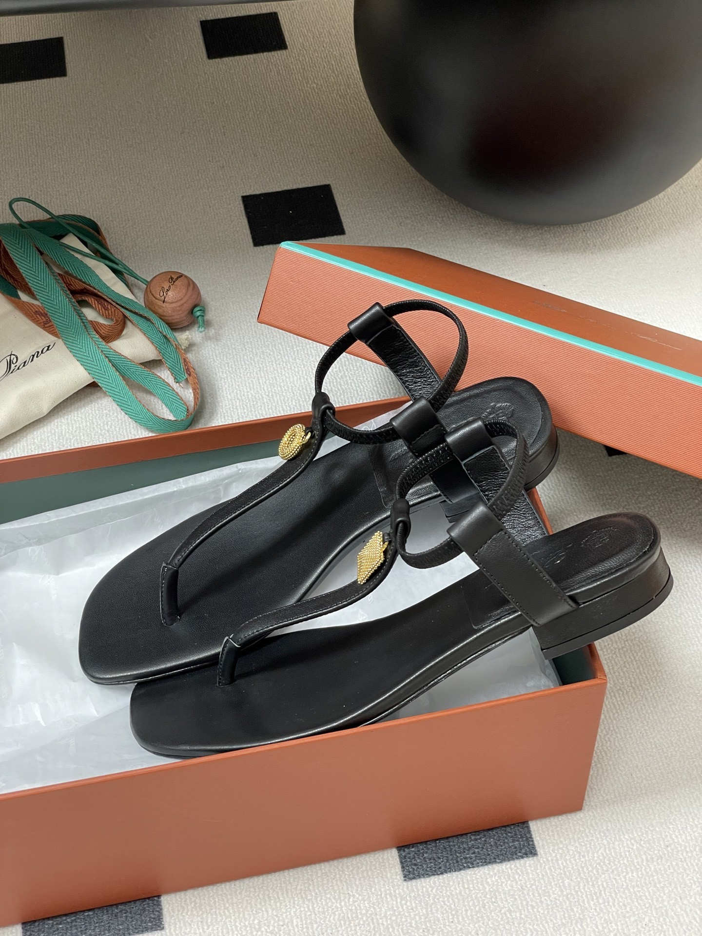 [Loro Piana -로로피아나 ]  로로피아나 쪼리 샌들