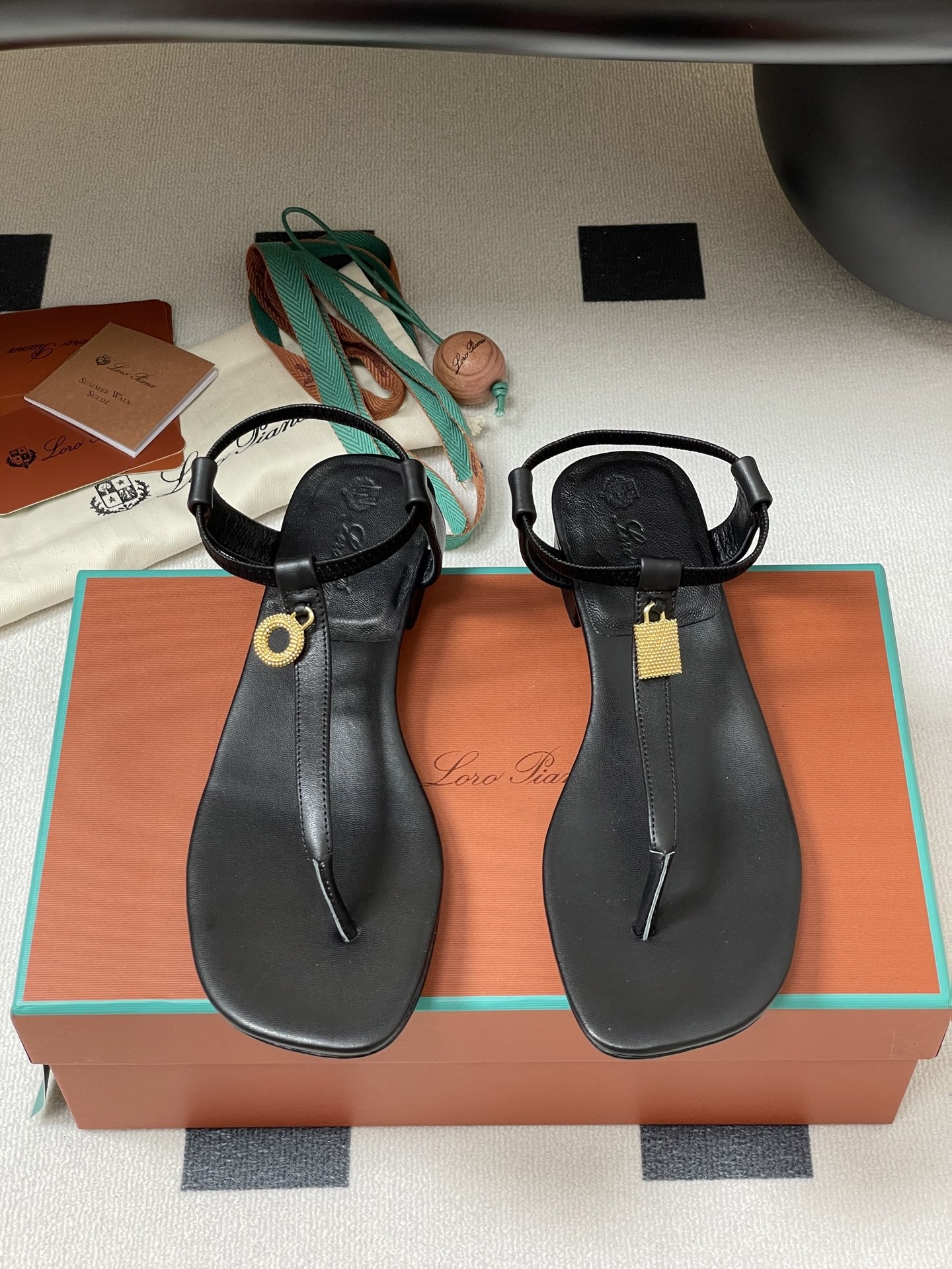 [Loro Piana -로로피아나 ]  로로피아나 쪼리 샌들