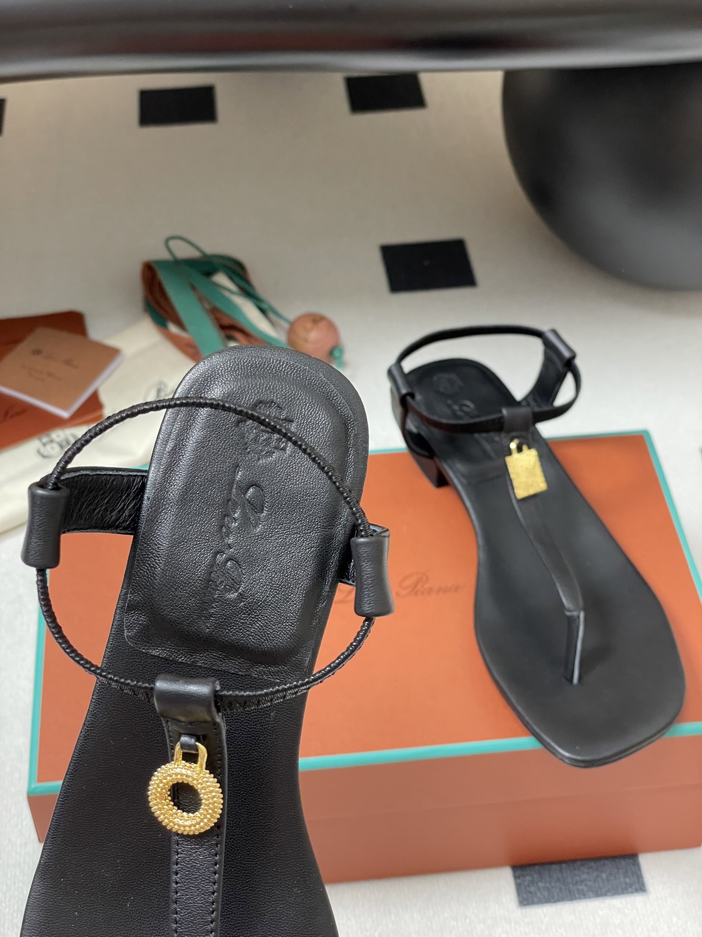 [Loro Piana -로로피아나 ]  로로피아나 쪼리 샌들