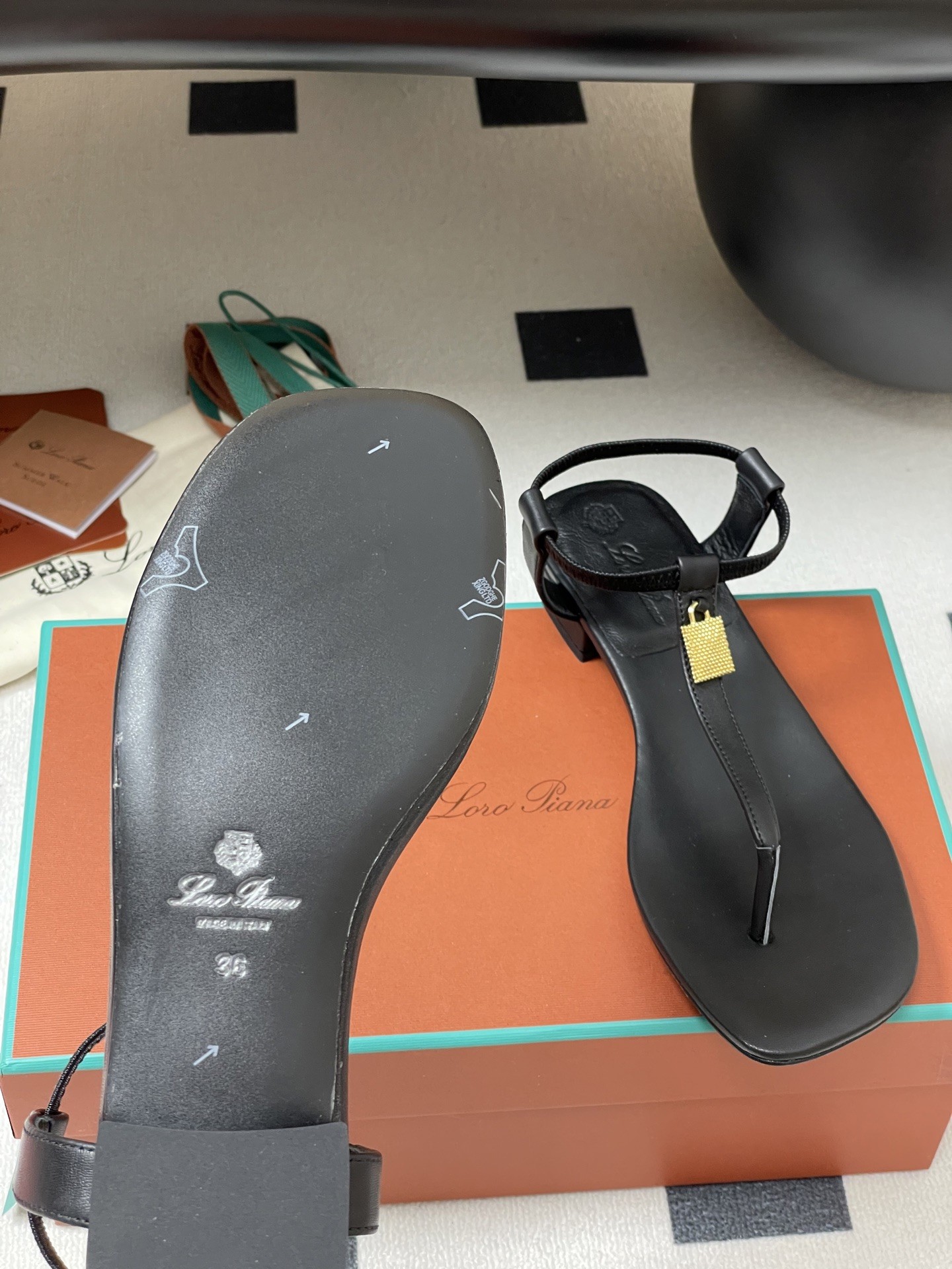 [Loro Piana -로로피아나 ]  로로피아나 쪼리 샌들