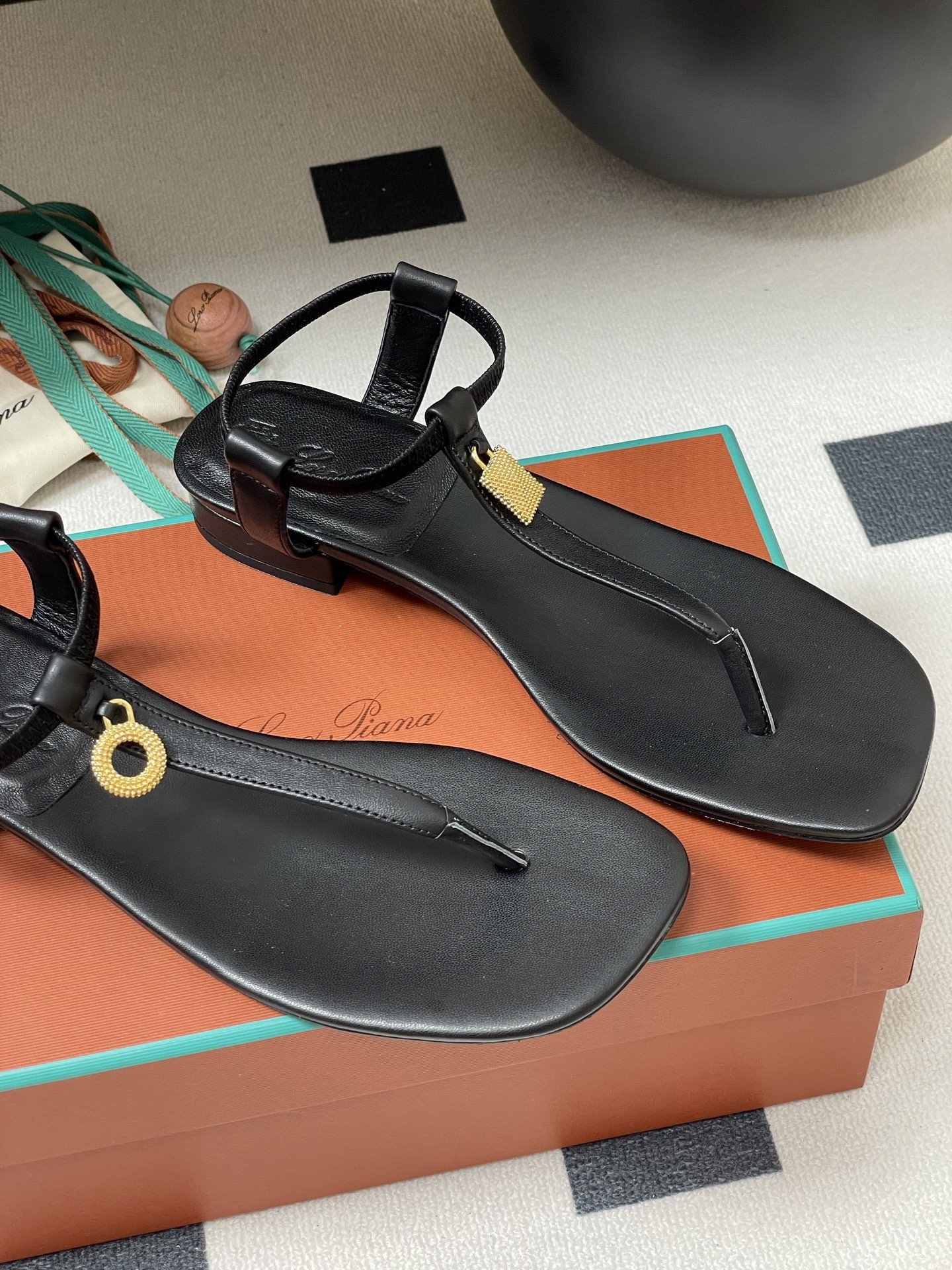 [Loro Piana -로로피아나 ]  로로피아나 쪼리 샌들