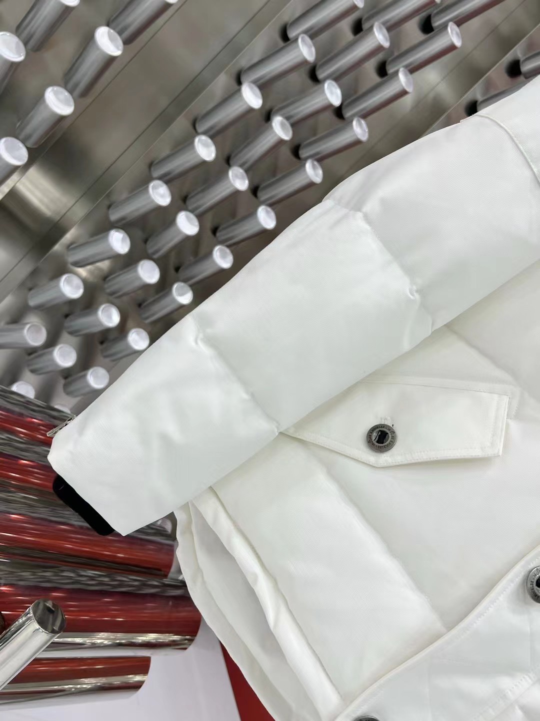 [Moose knuckles -무스너클 ] 무스너클 남성 쓰리쿼터 버클 패딩 화이트