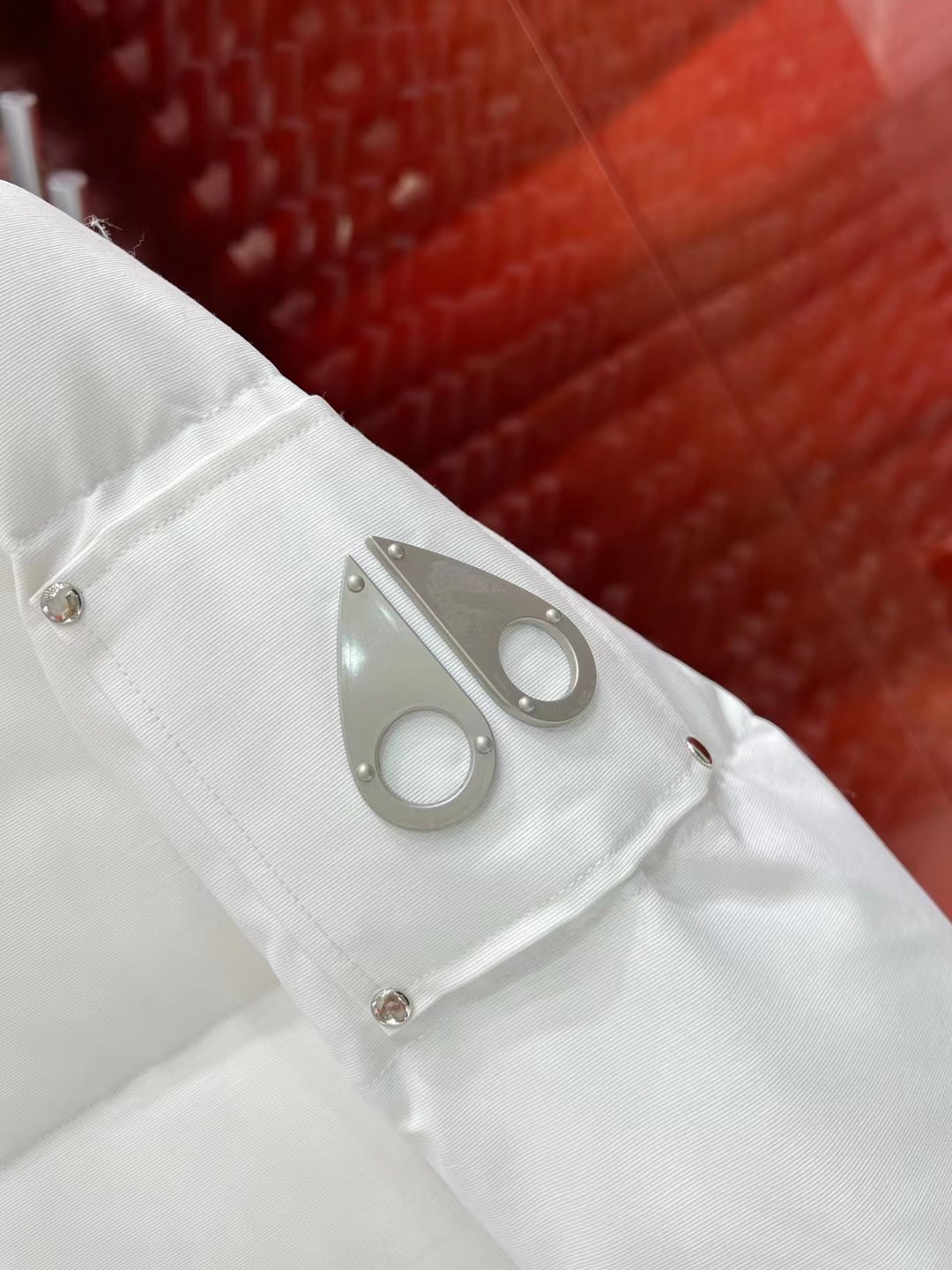 [Moose knuckles -무스너클 ] 무스너클 남성 쓰리쿼터 버클 패딩 화이트