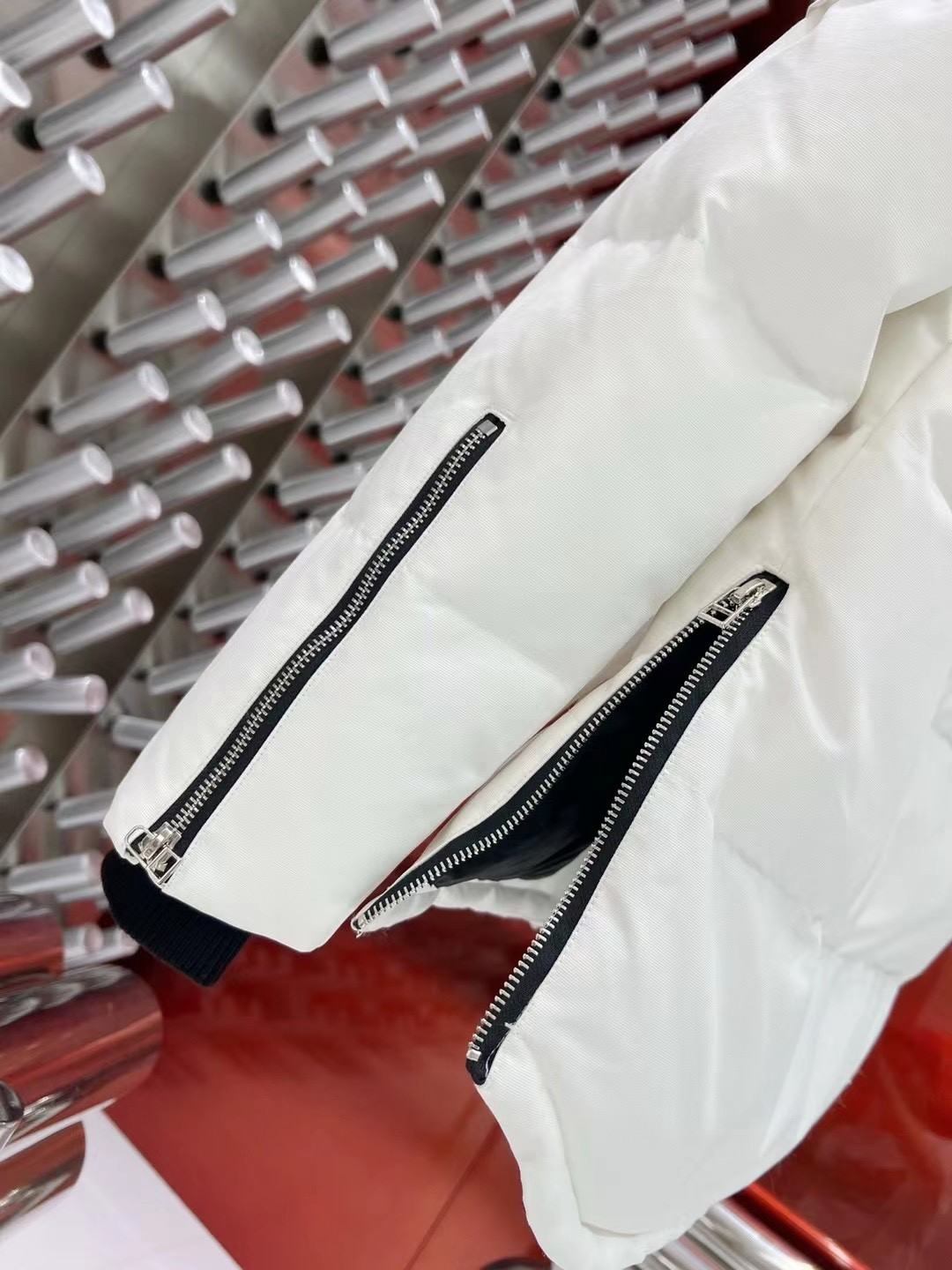 [Moose knuckles -무스너클 ] 무스너클 남성 쓰리쿼터 버클 패딩 화이트