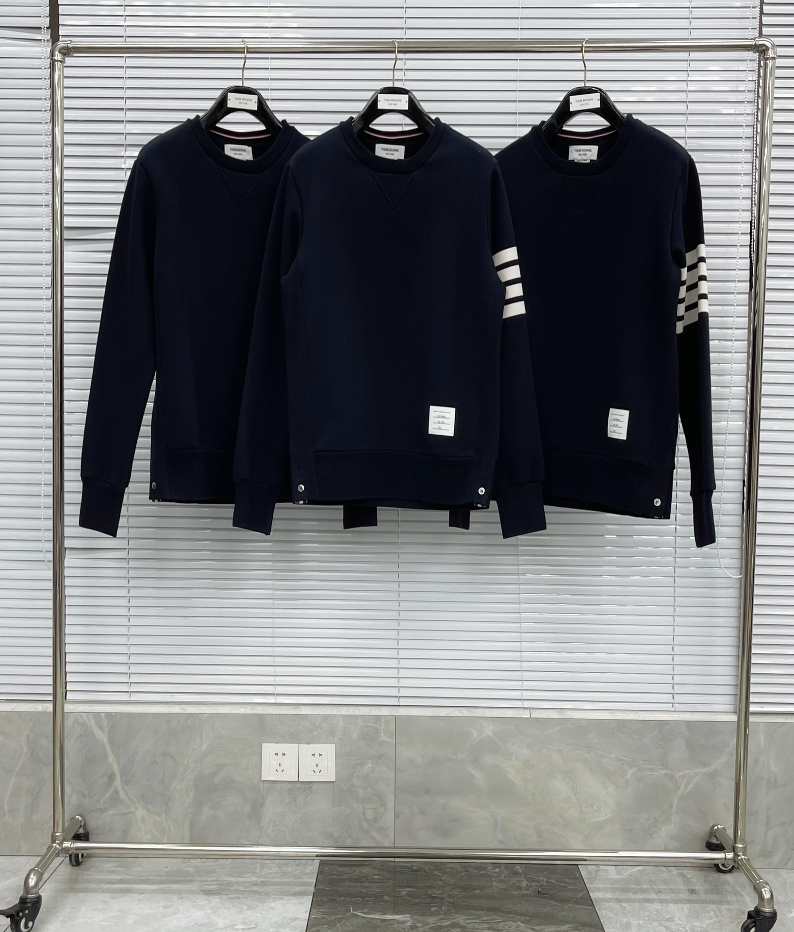 [TOM BROWNE -톰브라운 ] 톰브라운 사선 완장 맨투맨