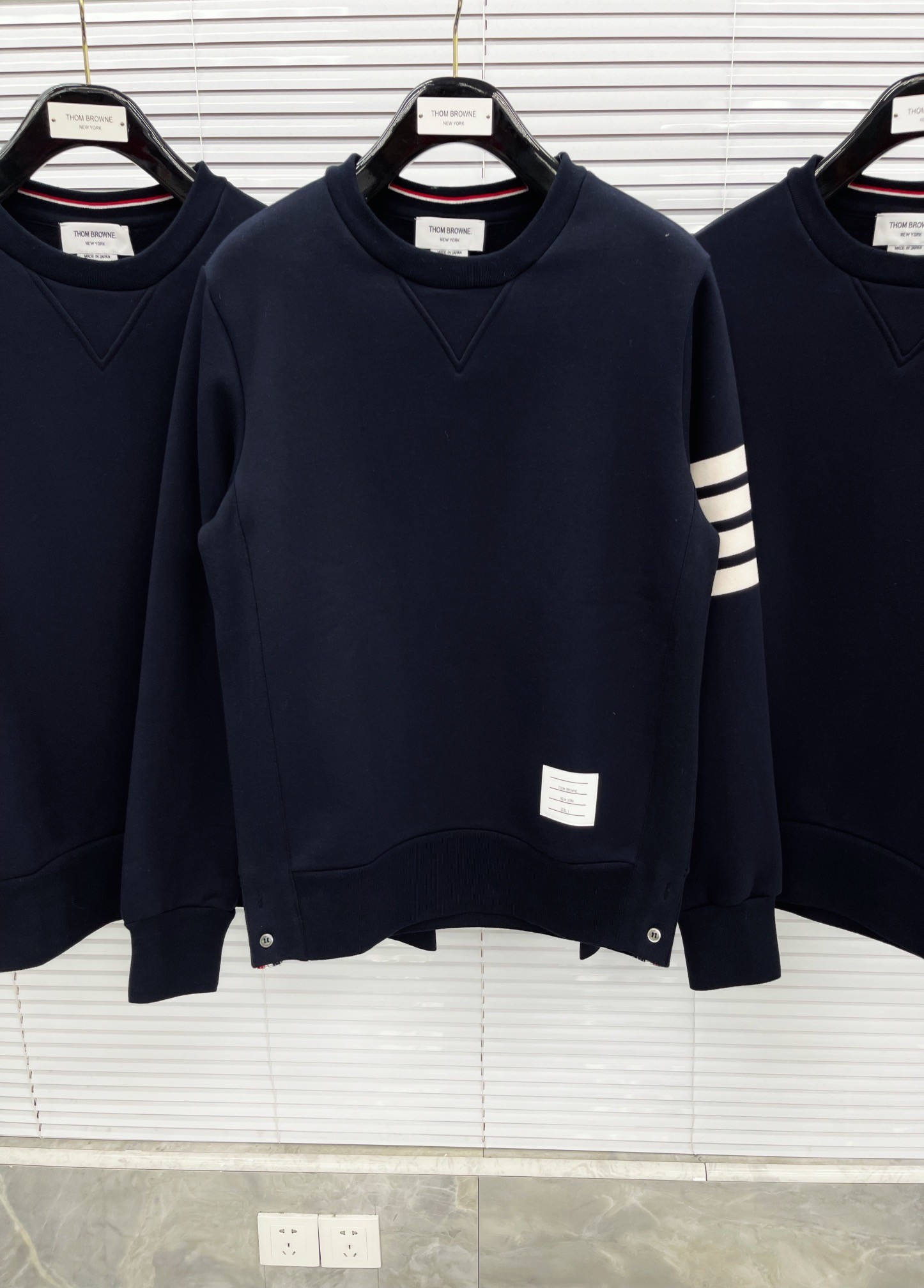 [TOM BROWNE -톰브라운 ] 톰브라운 사선 완장 맨투맨