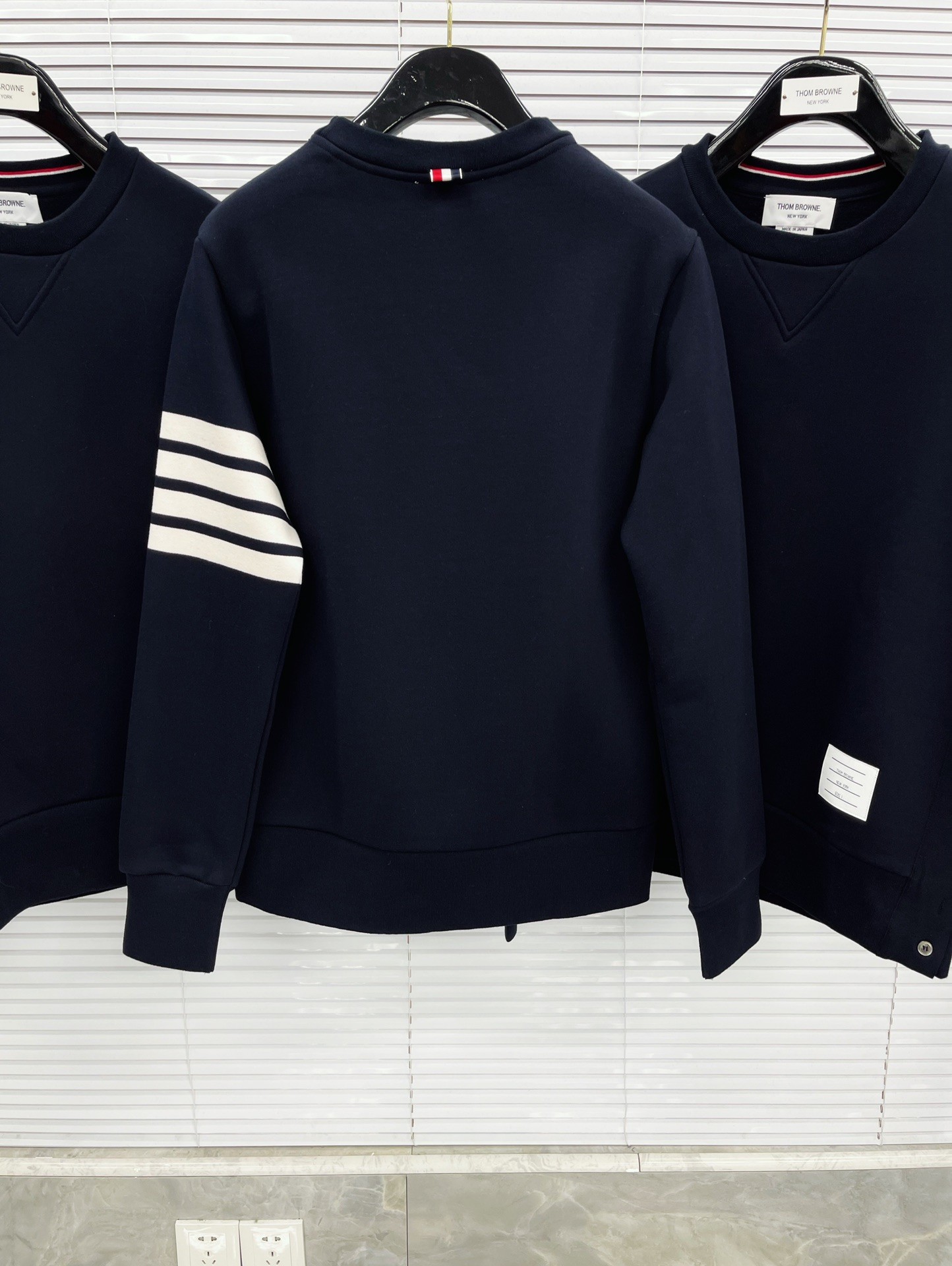 [TOM BROWNE -톰브라운 ] 톰브라운 사선 완장 맨투맨