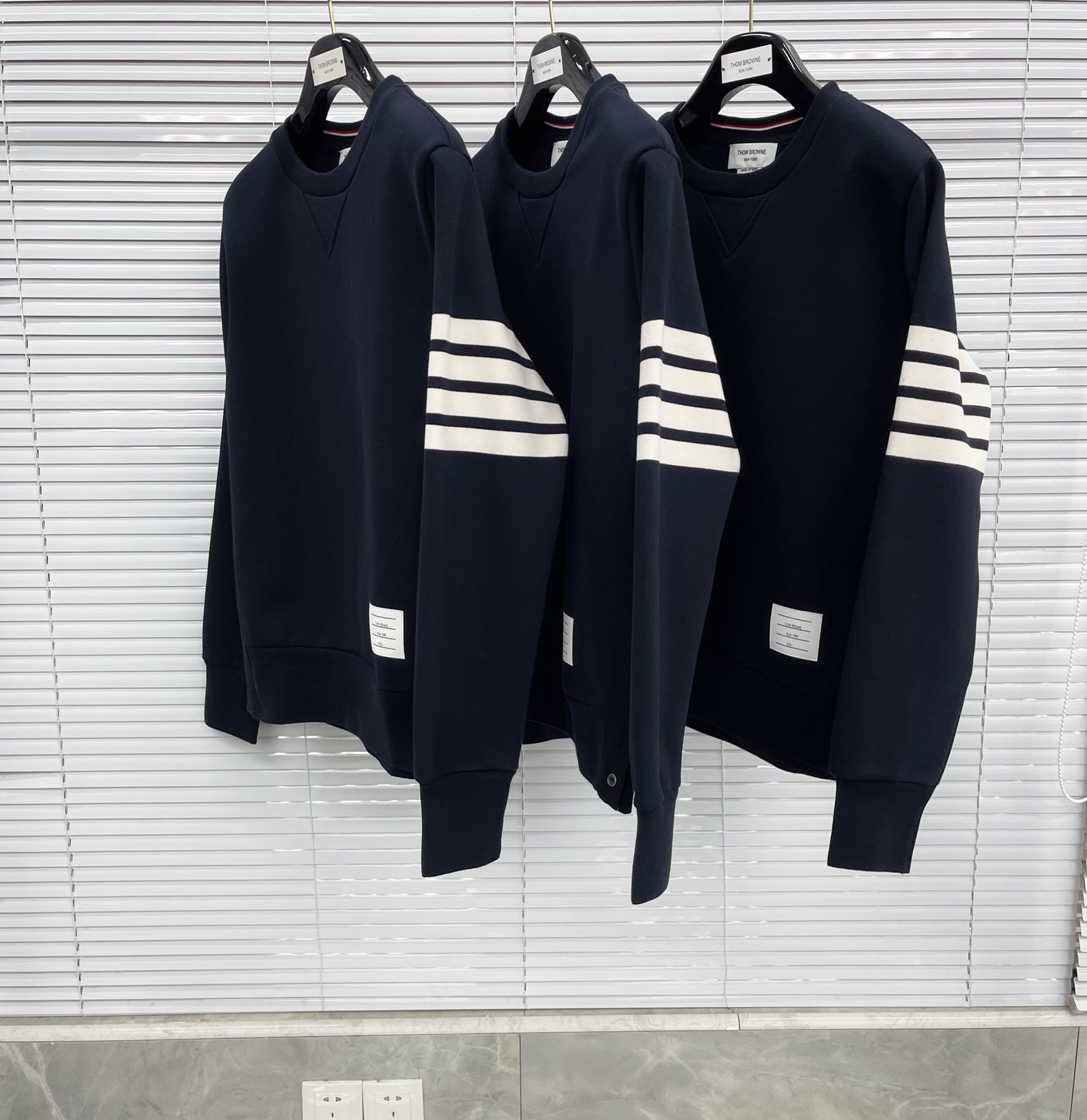 [TOM BROWNE -톰브라운 ] 톰브라운 사선 완장 맨투맨