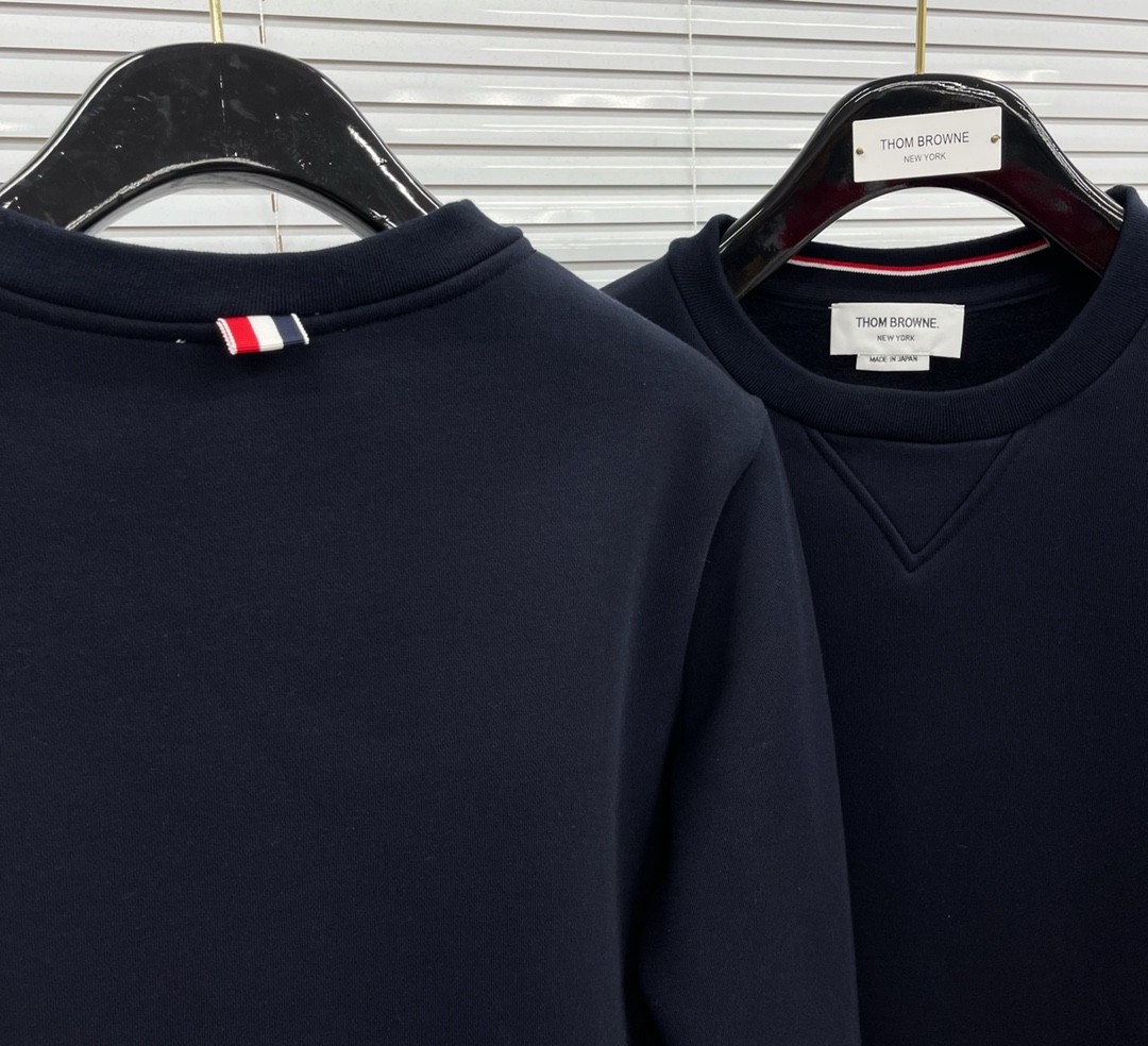 [TOM BROWNE -톰브라운 ] 톰브라운 사선 완장 맨투맨