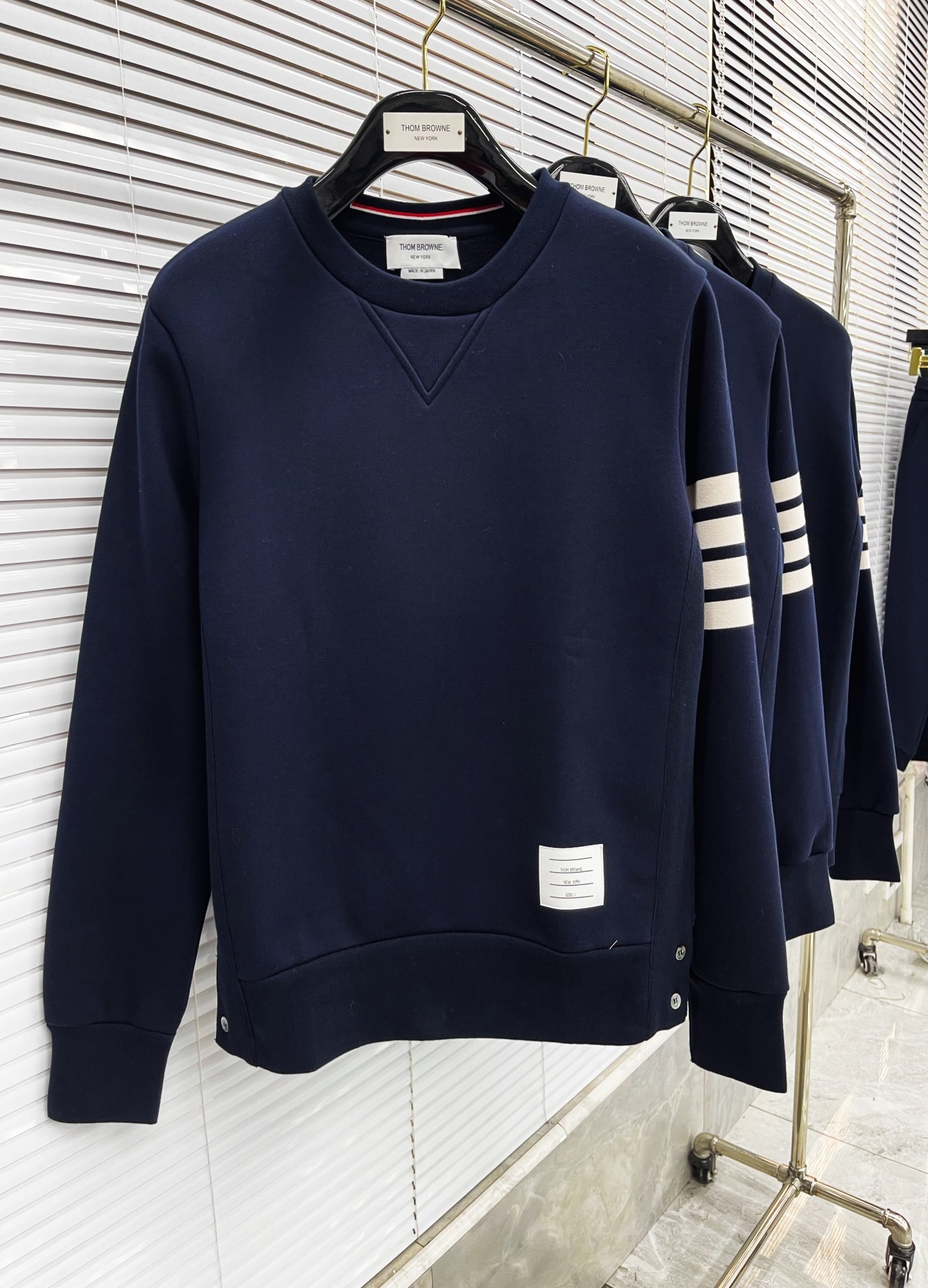 [TOM BROWNE -톰브라운 ] 톰브라운 사선 완장 맨투맨