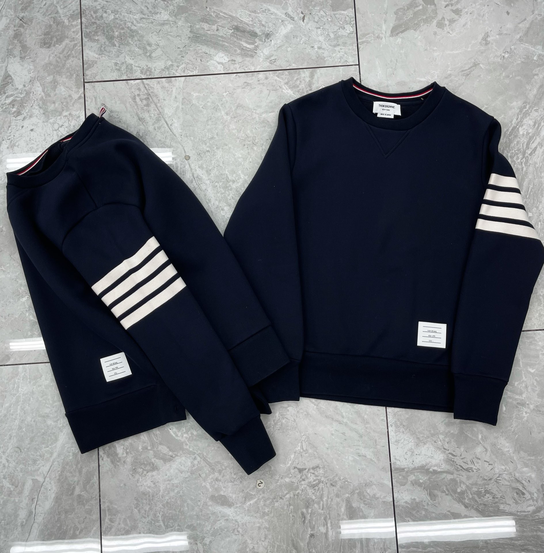 [TOM BROWNE -톰브라운 ] 톰브라운 사선 완장 맨투맨