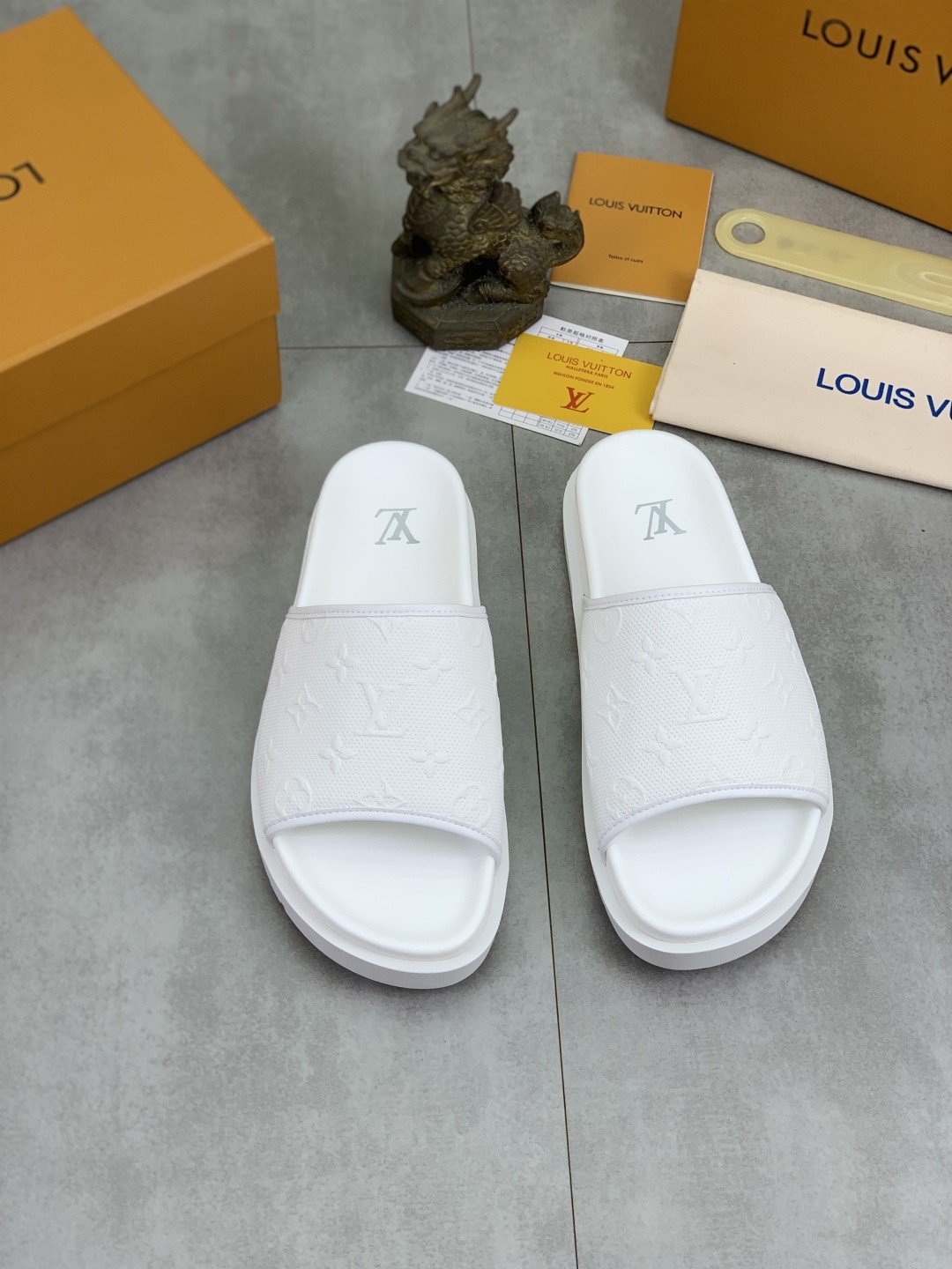 [LOUIS VUITTON-루이비통] 루이비통 리바이벌뮬 슬리퍼 화이트