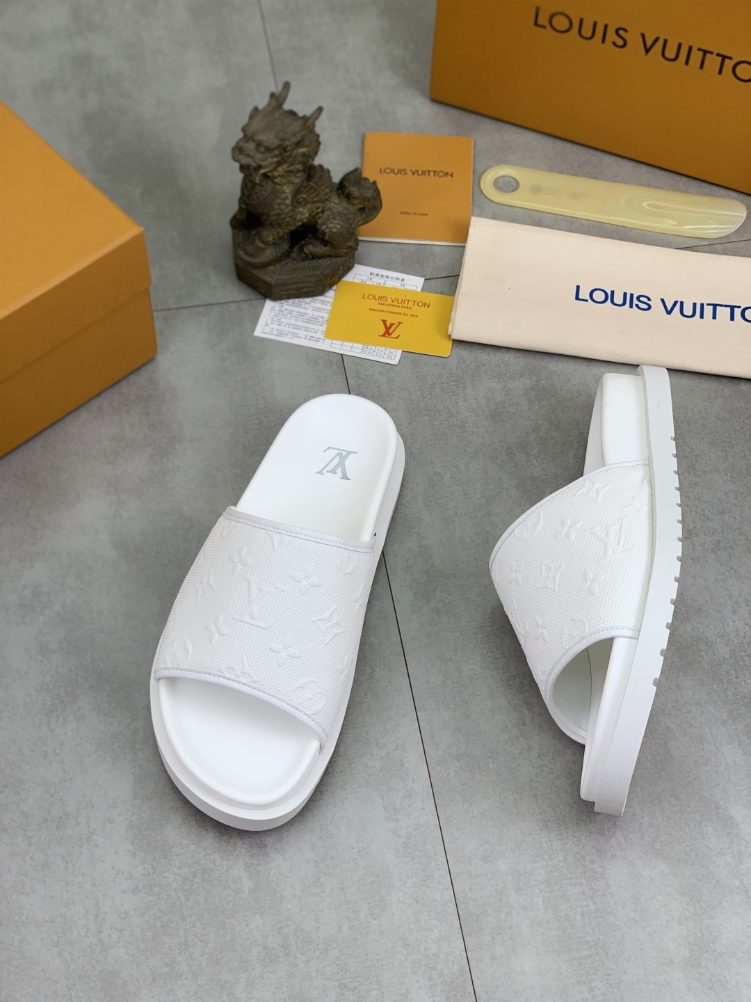 [LOUIS VUITTON-루이비통] 루이비통 리바이벌뮬 슬리퍼 화이트