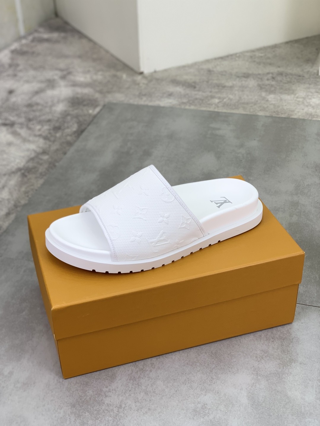 [LOUIS VUITTON-루이비통] 루이비통 리바이벌뮬 슬리퍼 화이트