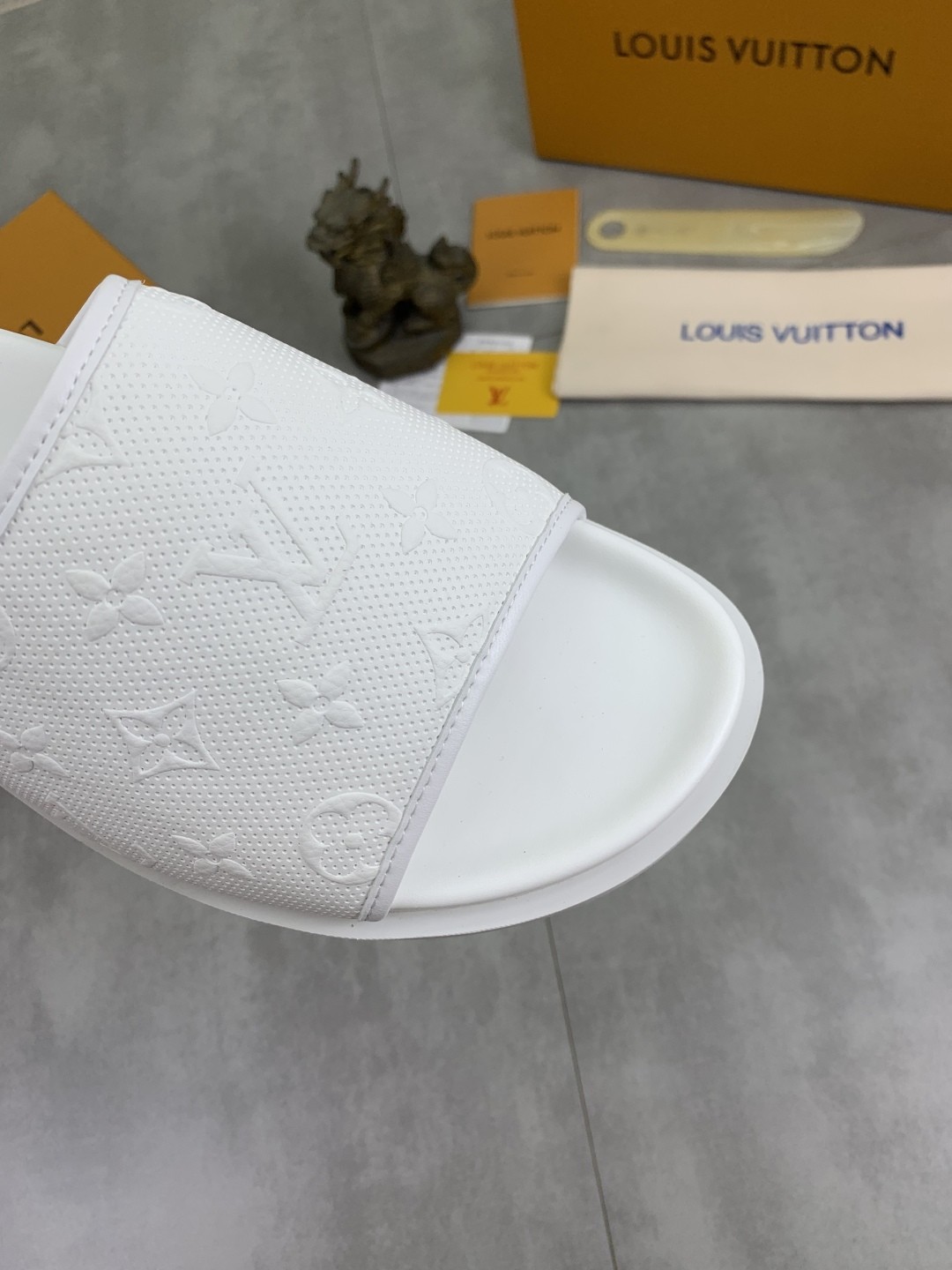 [LOUIS VUITTON-루이비통] 루이비통 리바이벌뮬 슬리퍼 화이트