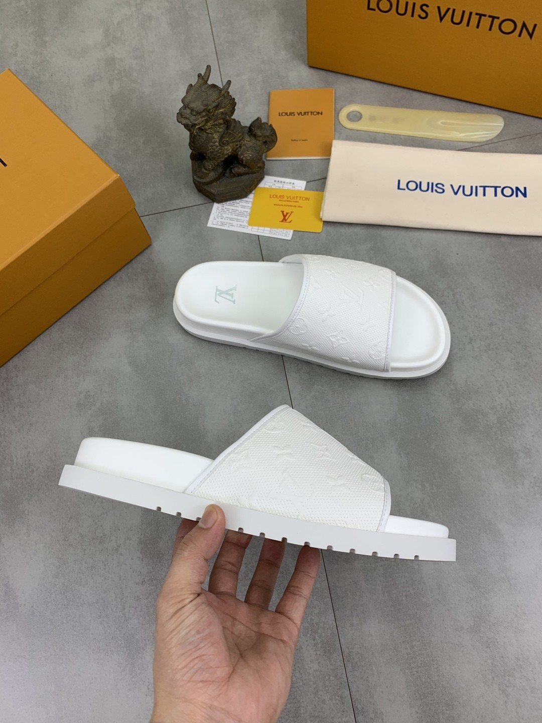 [LOUIS VUITTON-루이비통] 루이비통 리바이벌뮬 슬리퍼 화이트