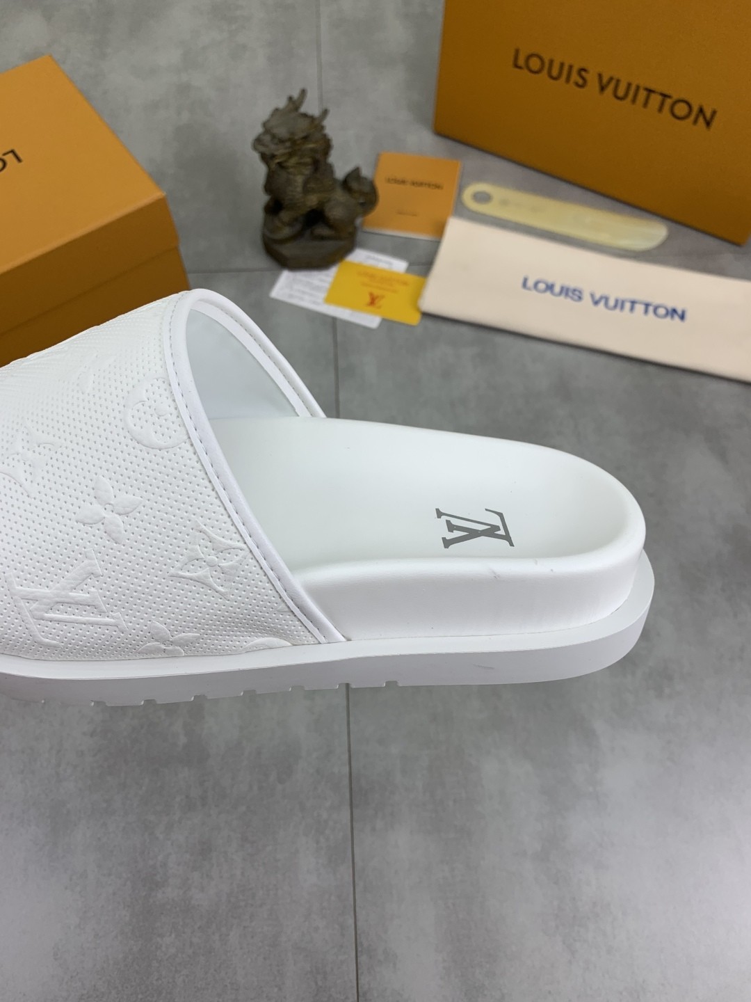 [LOUIS VUITTON-루이비통] 루이비통 리바이벌뮬 슬리퍼 화이트