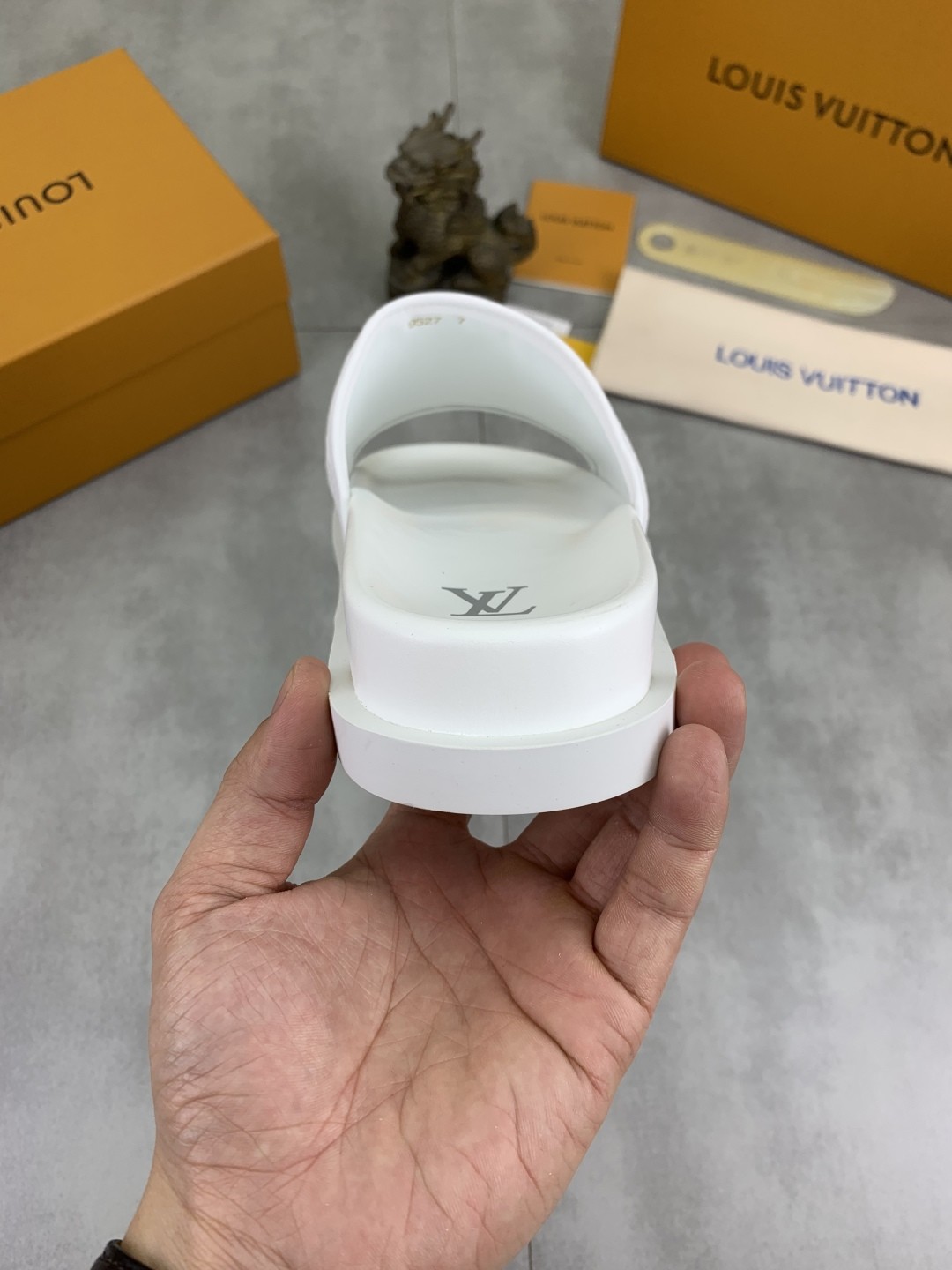 [LOUIS VUITTON-루이비통] 루이비통 리바이벌뮬 슬리퍼 화이트