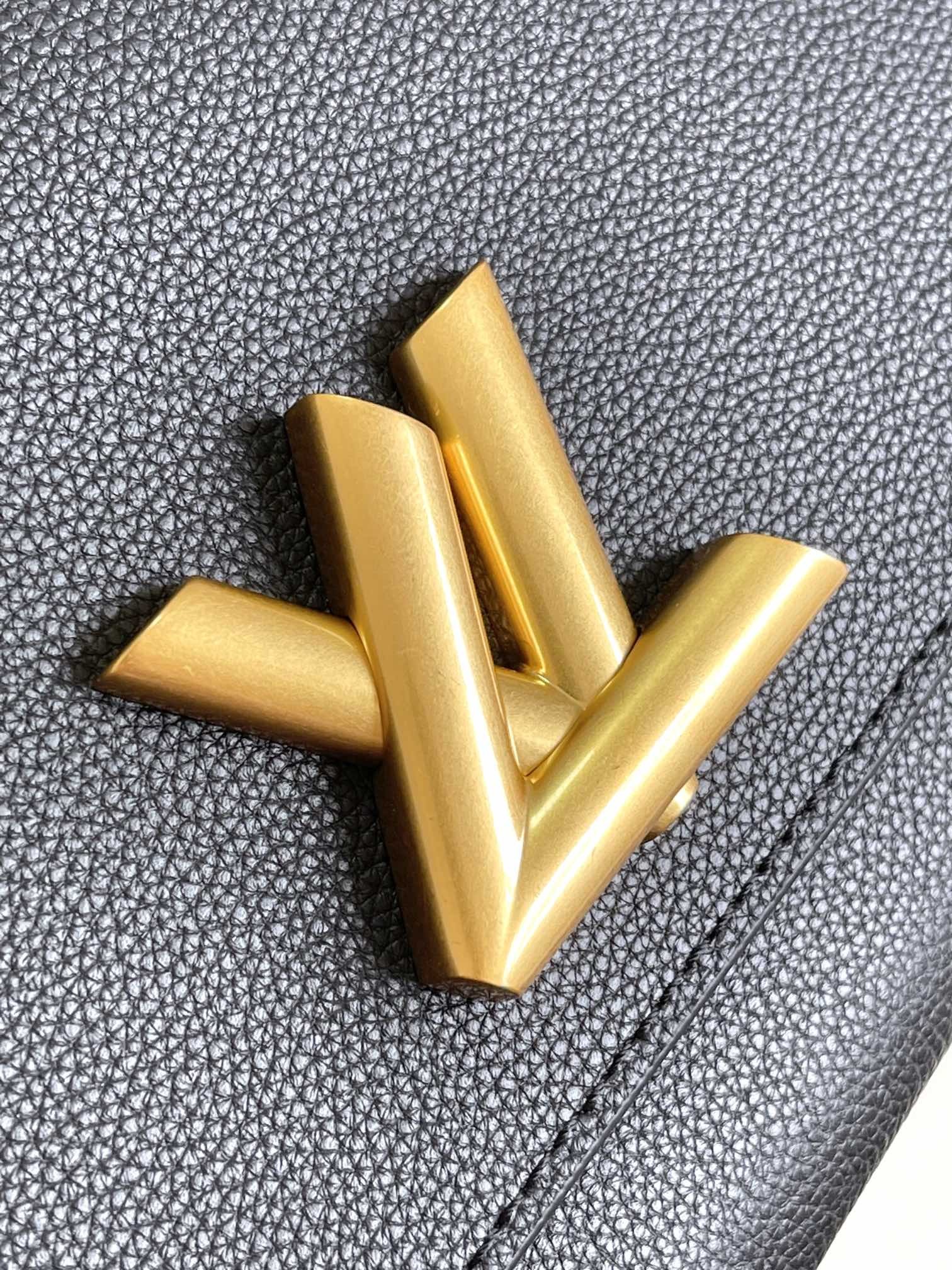 [LOUIS VUITTON-루이비통] 루이비통 트위스트 MM M24639