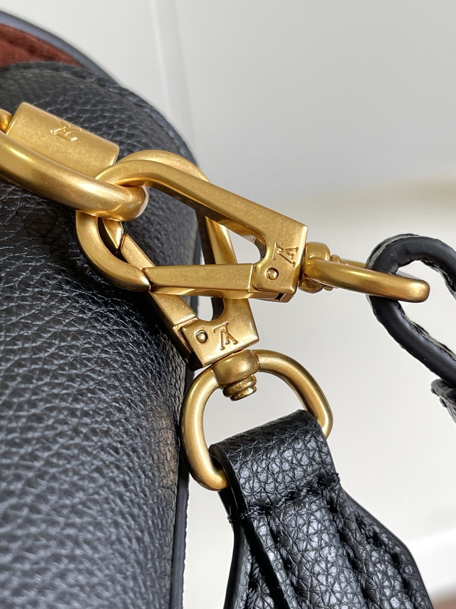 [LOUIS VUITTON-루이비통] 루이비통 트위스트 MM M24639