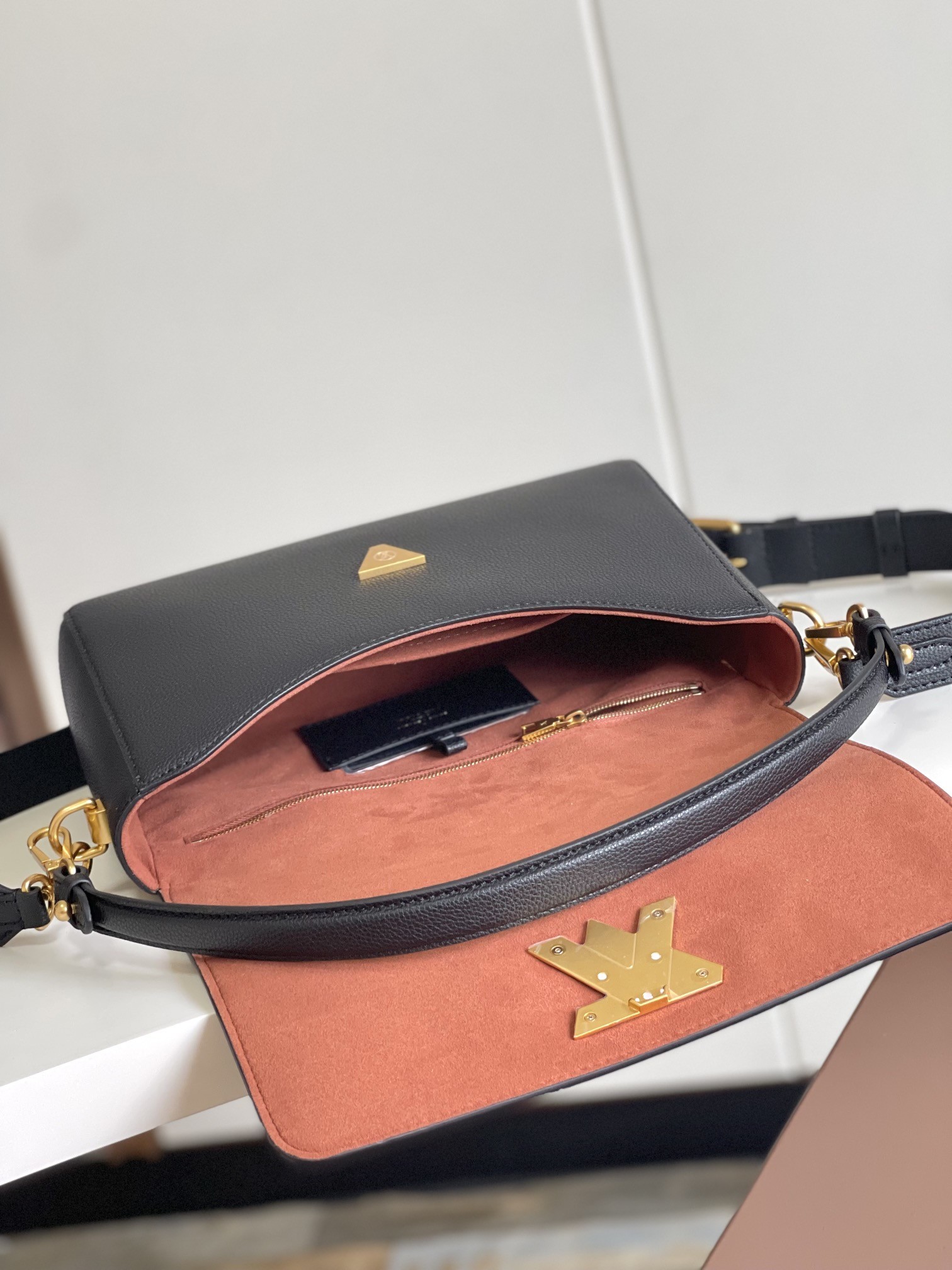 [LOUIS VUITTON-루이비통] 루이비통 트위스트 MM M24639