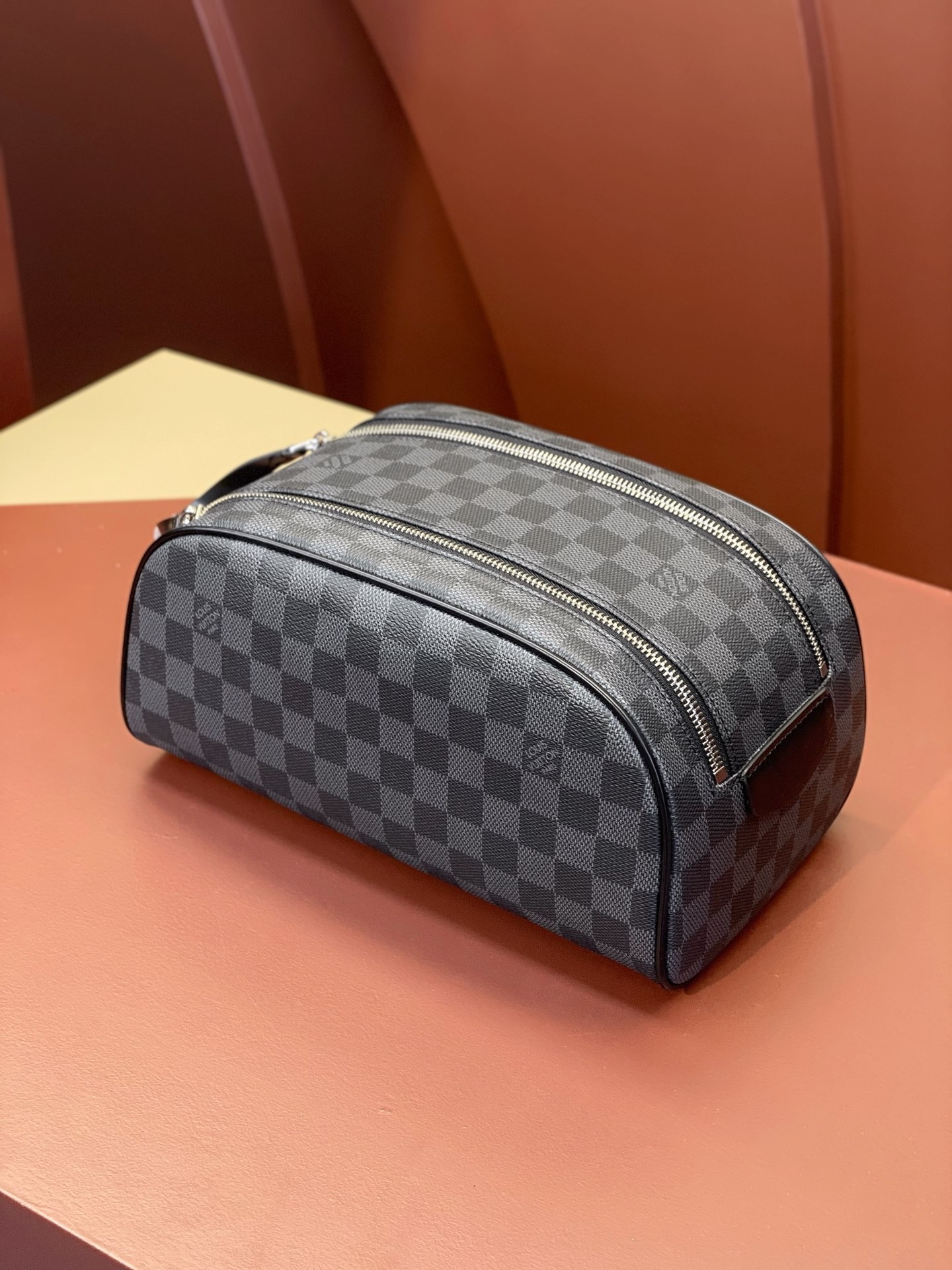 [LOUIS VUITTON-루이비통] 루이비통 다미에 돕 키트 토일렛 파우치백  M47528