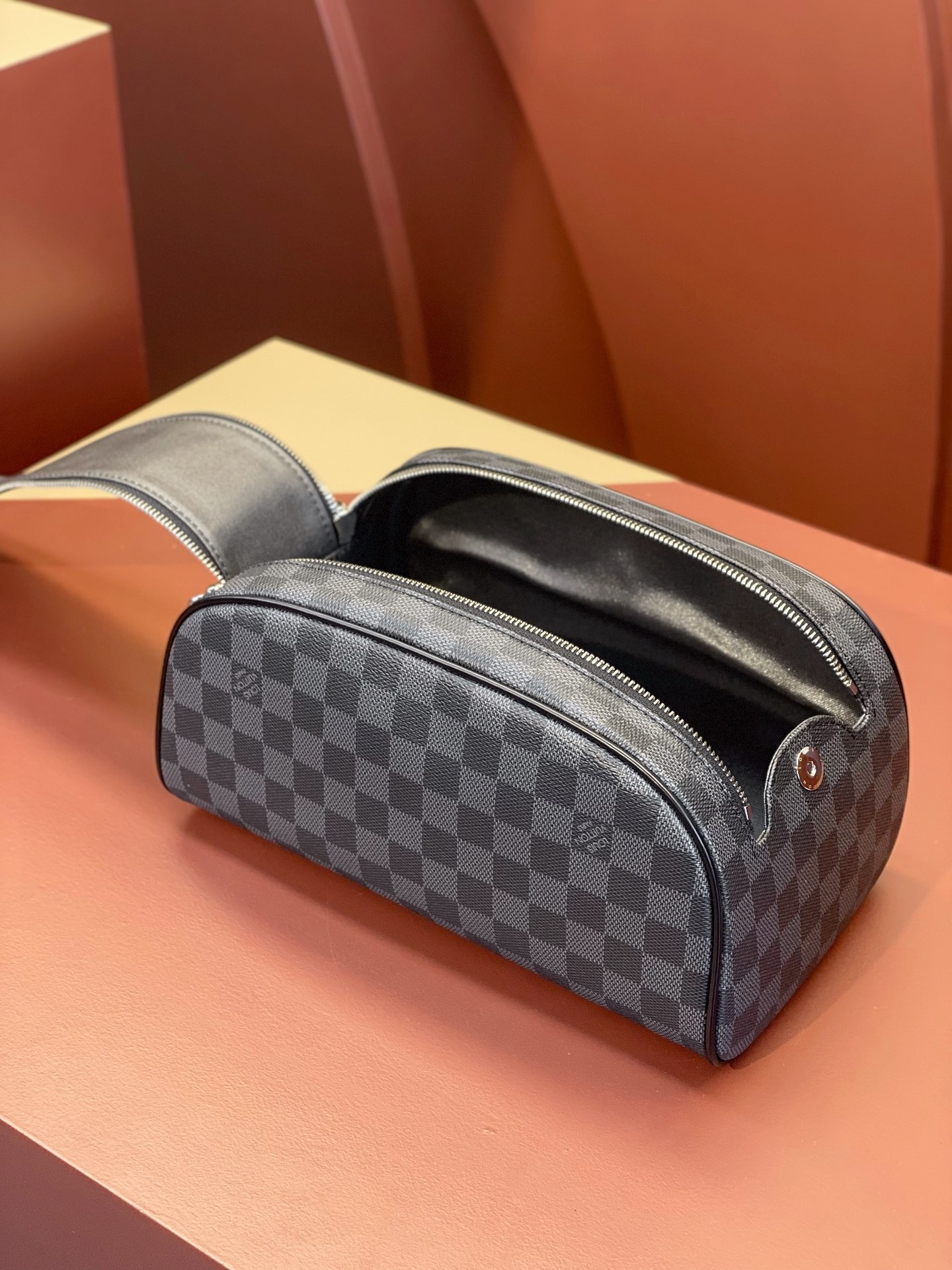 [LOUIS VUITTON-루이비통] 루이비통 다미에 돕 키트 토일렛 파우치백  M47528