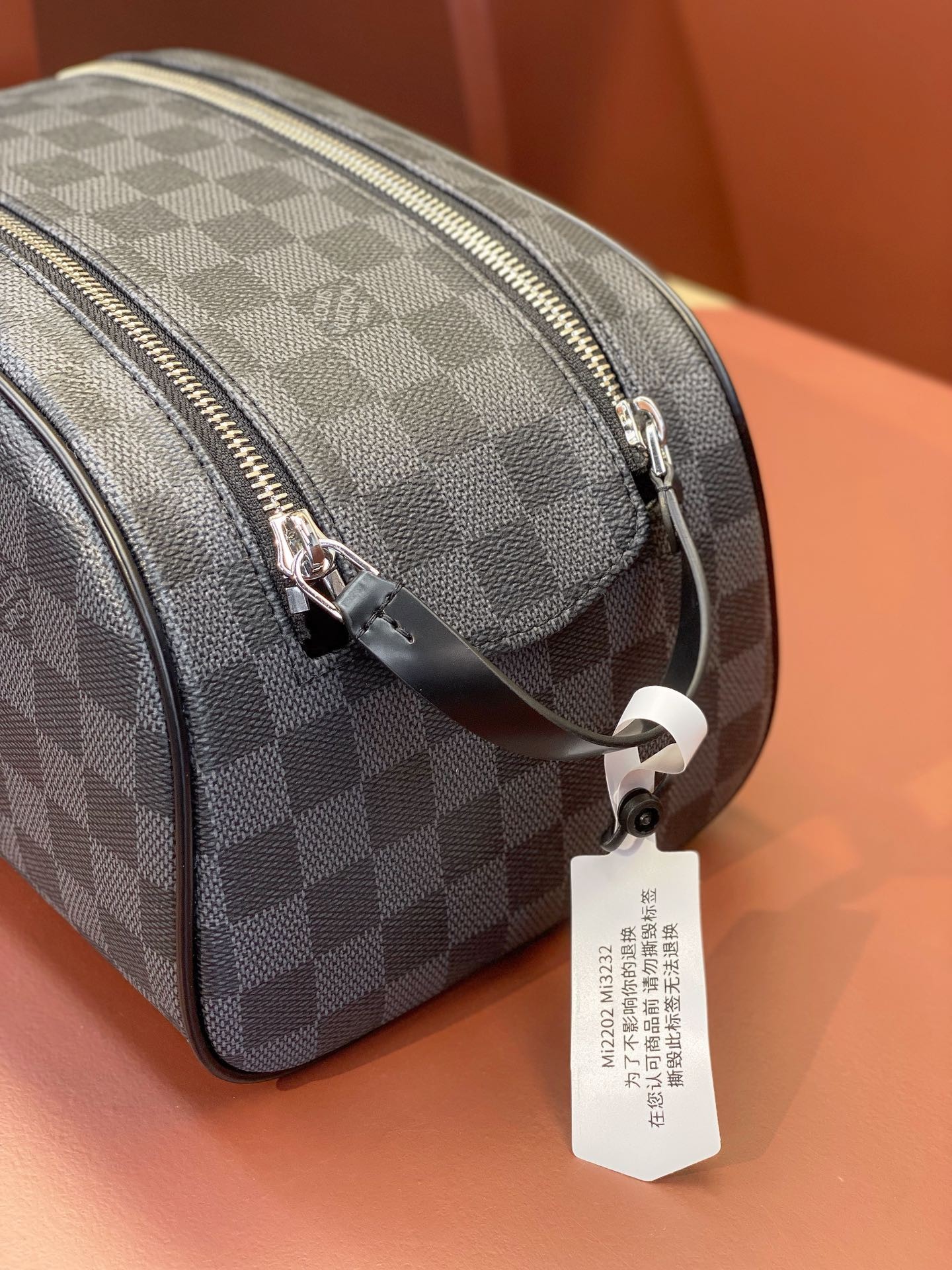[LOUIS VUITTON-루이비통] 루이비통 다미에 돕 키트 토일렛 파우치백  M47528